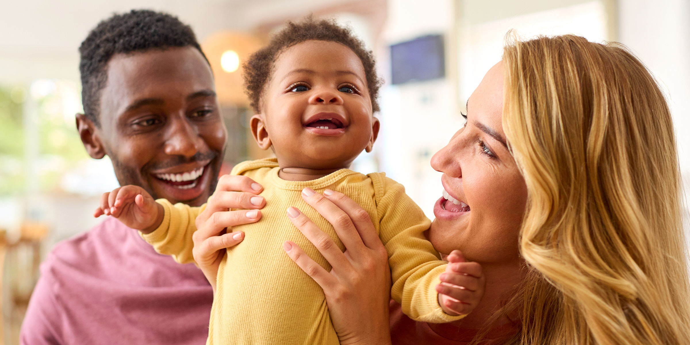 Una pareja con un bebé | Fuente: Shutterstock