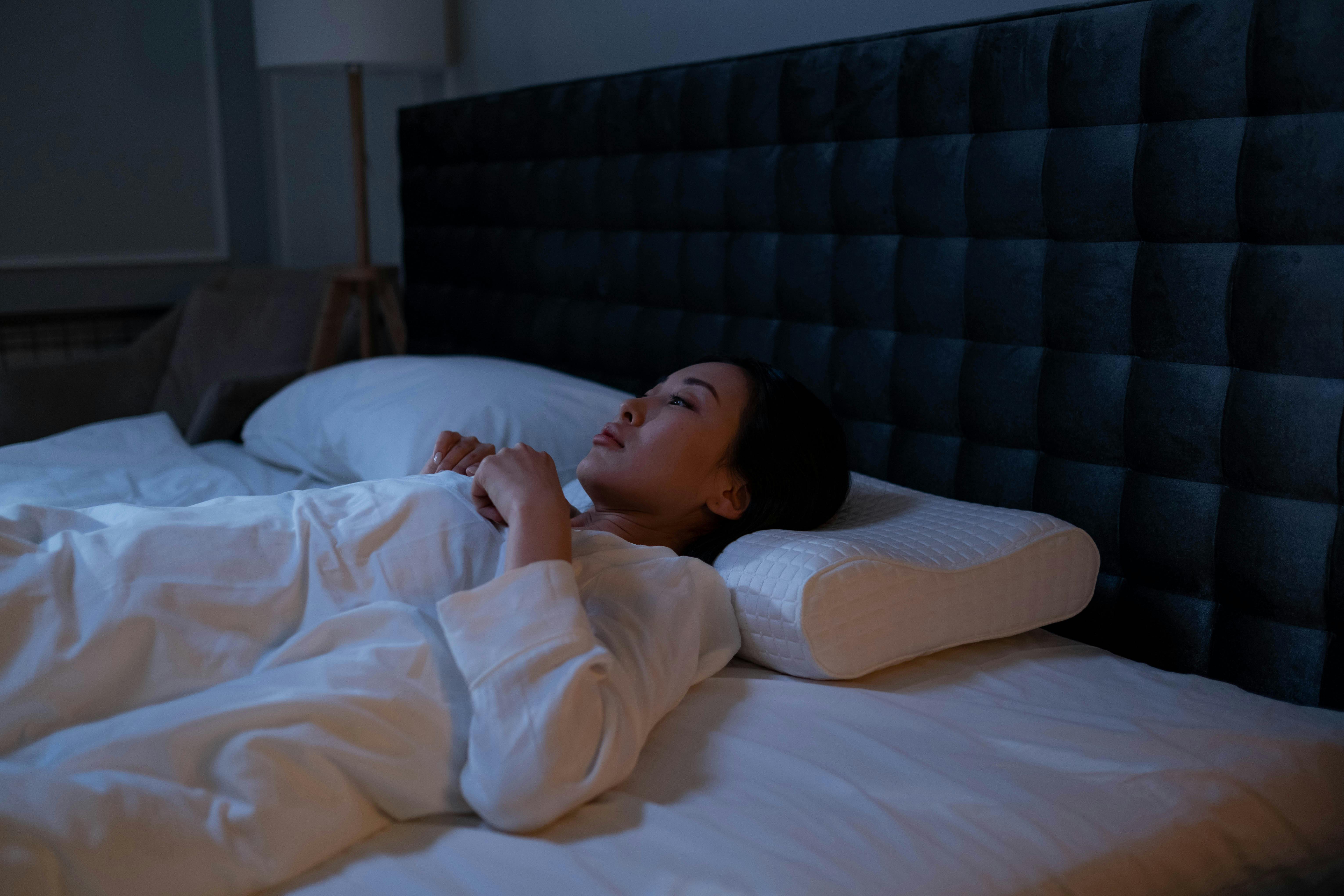 Una mujer tumbada en la cama | Fuente: Pexels