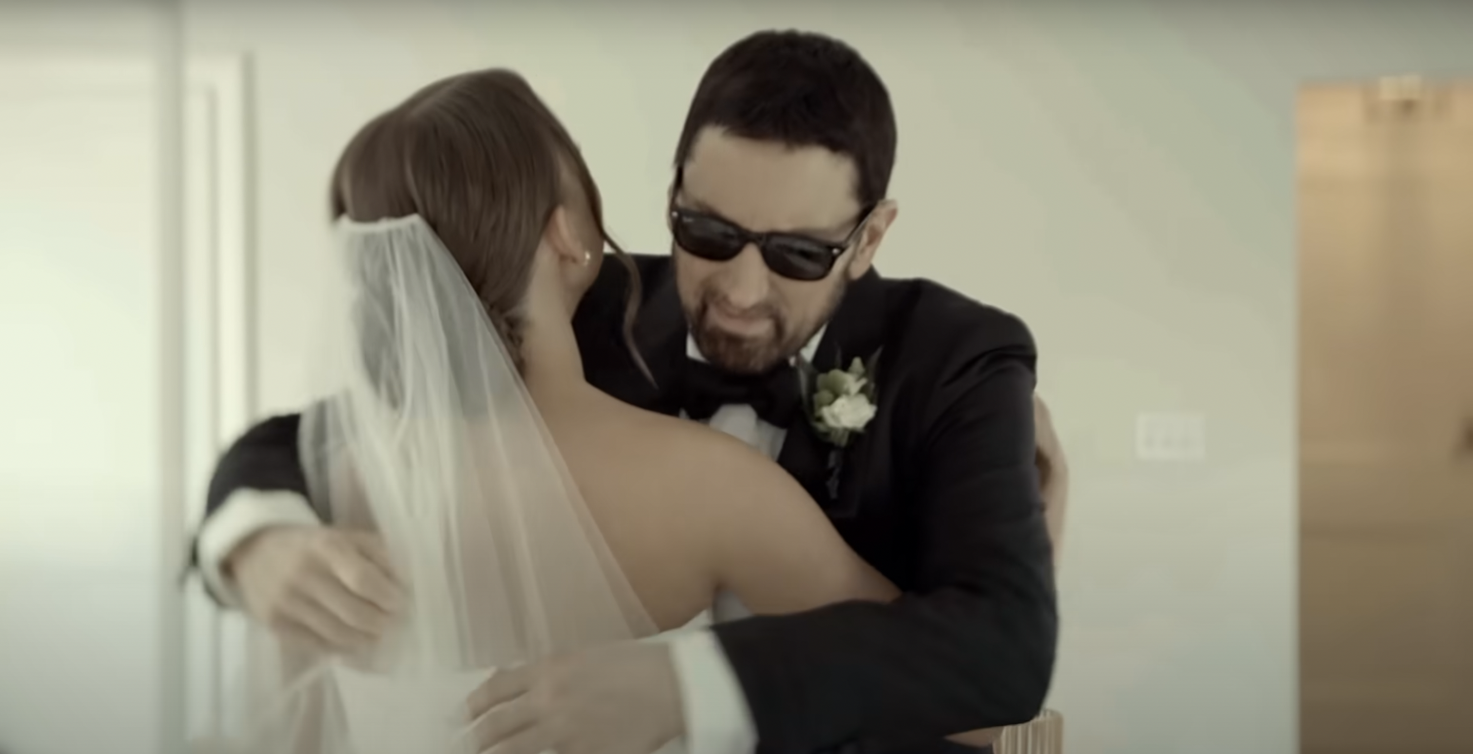 Eminem y Hailie Jade en su boda en un clip subido el 3 de octubre de 2024 | Fuente: YouTube/EminemMusic