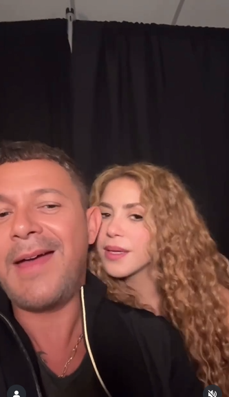 Shakira y Alejandro Sanz compartiendo un momento mientras promocionan su nuevo trabajo en conjunto | Fuente: Instagram/alejandrosanz