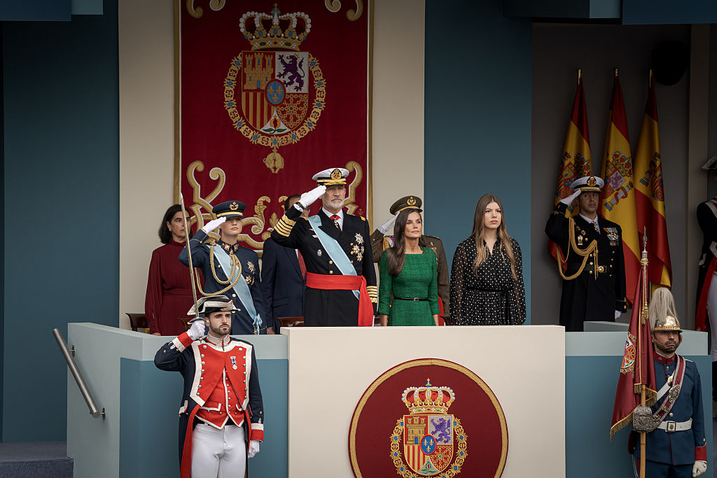 El rey Felipe VI de España y la Familia Real asisten al desfile militar anual con motivo de la Fiesta Nacional de España, el 12 de octubre de 2025. | Fuente: Getty Images
