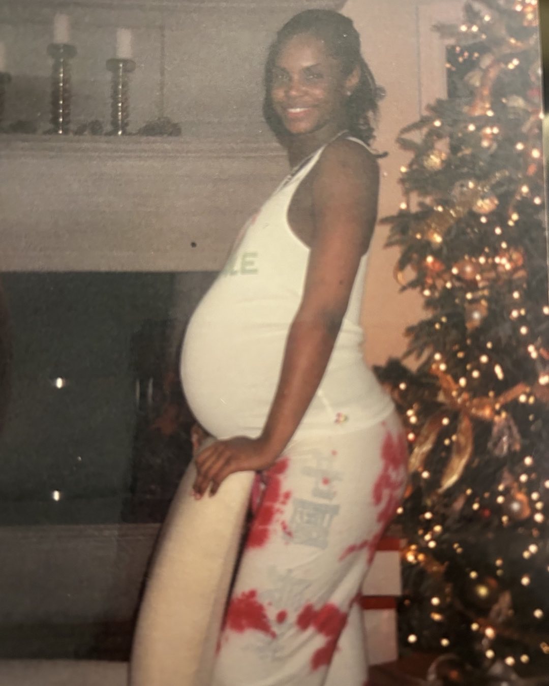 Kim Porter durante su embarazo, en mayo de 2025 | Fuente: Instagram/los_combs_gemelos