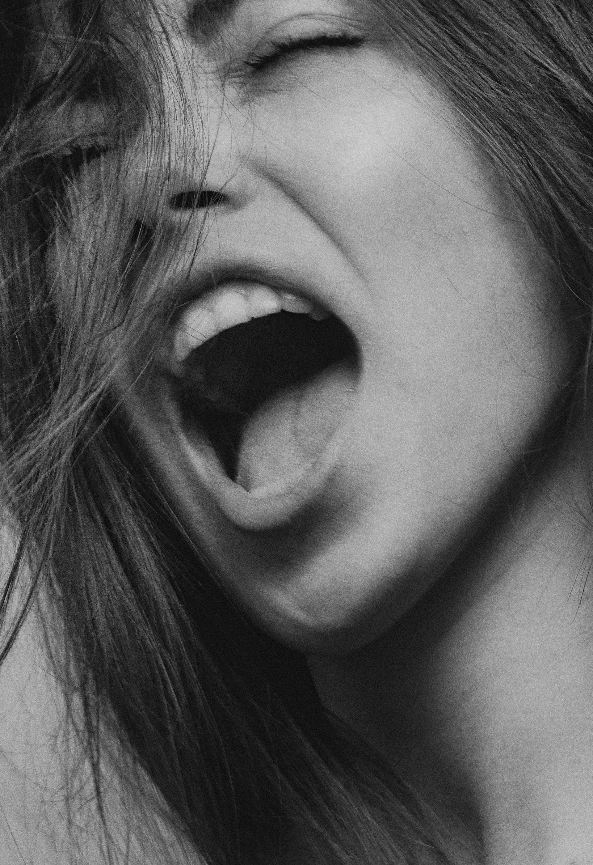 Una mujer gritando | Fuente: Pexels