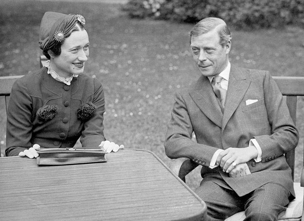 Edward VIII, duque de Windsor, junto a su esposa Wallis Simpson en el Chateau de Cande, el 7 de mayo de 1937 en Monts, Francia. | Foto: Getty Images