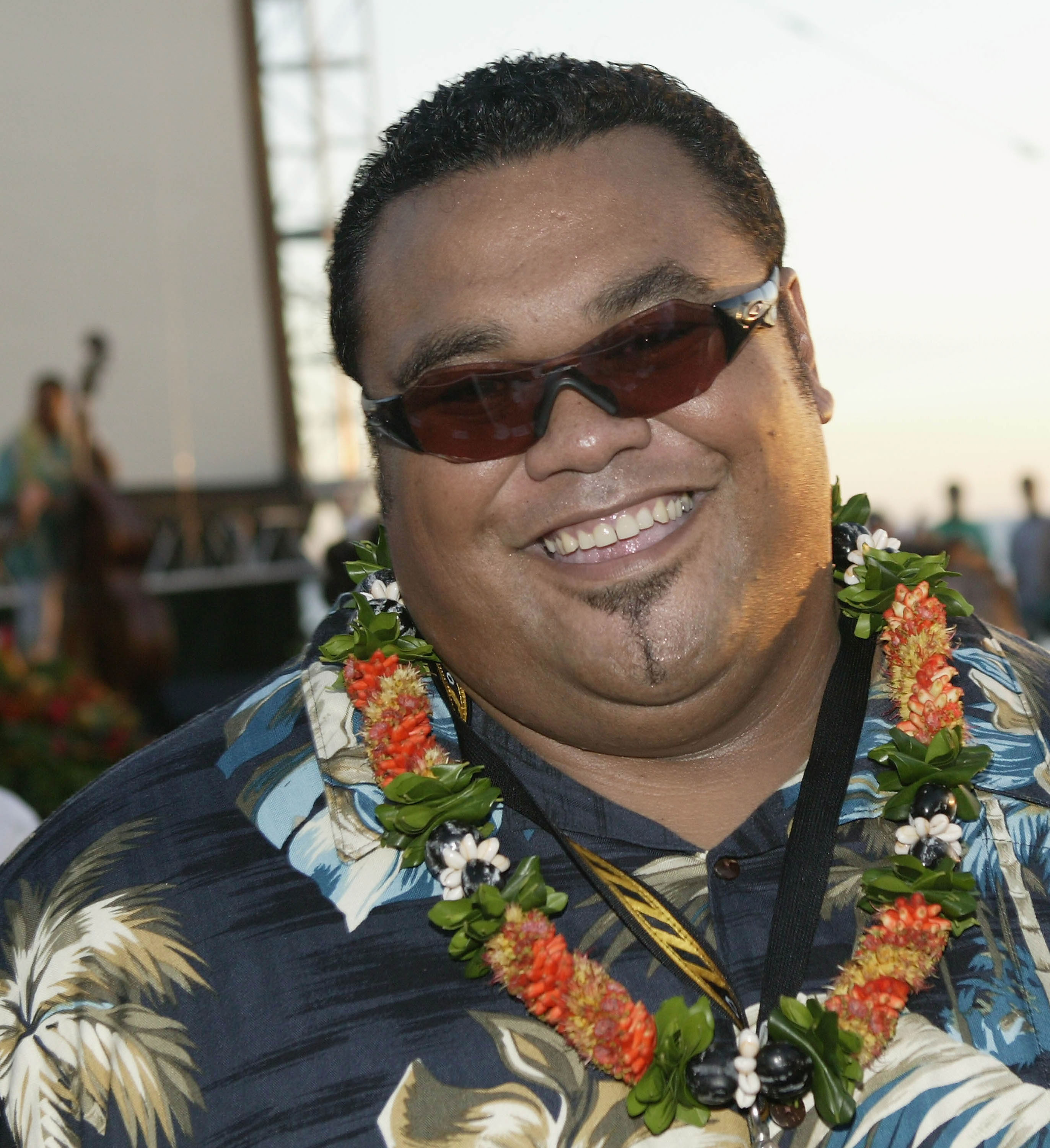 El actor Peter "Navy" Tuiasosopo asiste al estreno mundial del nuevo drama policial de la NBC "Hawaii" en Queen's Surf Beach el 29 de agosto de 2004 en Waikiki, Hawaii. | Fuente: Getty Images