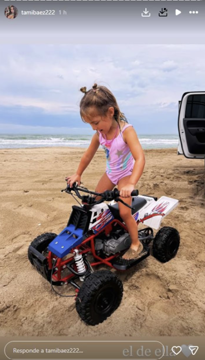 Jamaica, la hija de Tamara Báez, sobre un cuatriciclo en la playa | Fuente: Instagram Stories/ tamibaez222