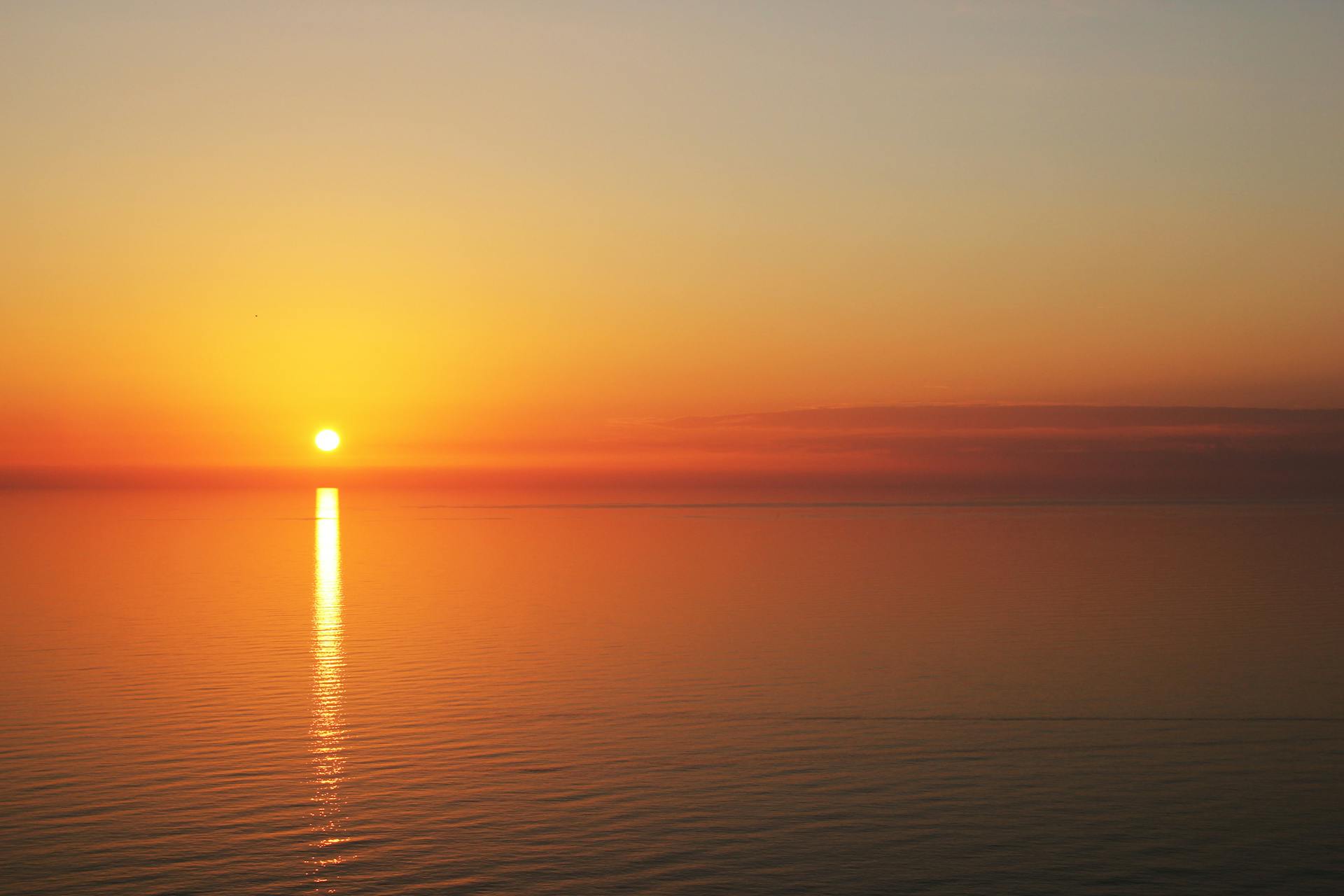 Puesta de sol sobre un océano en calma | Fuente: Pexels