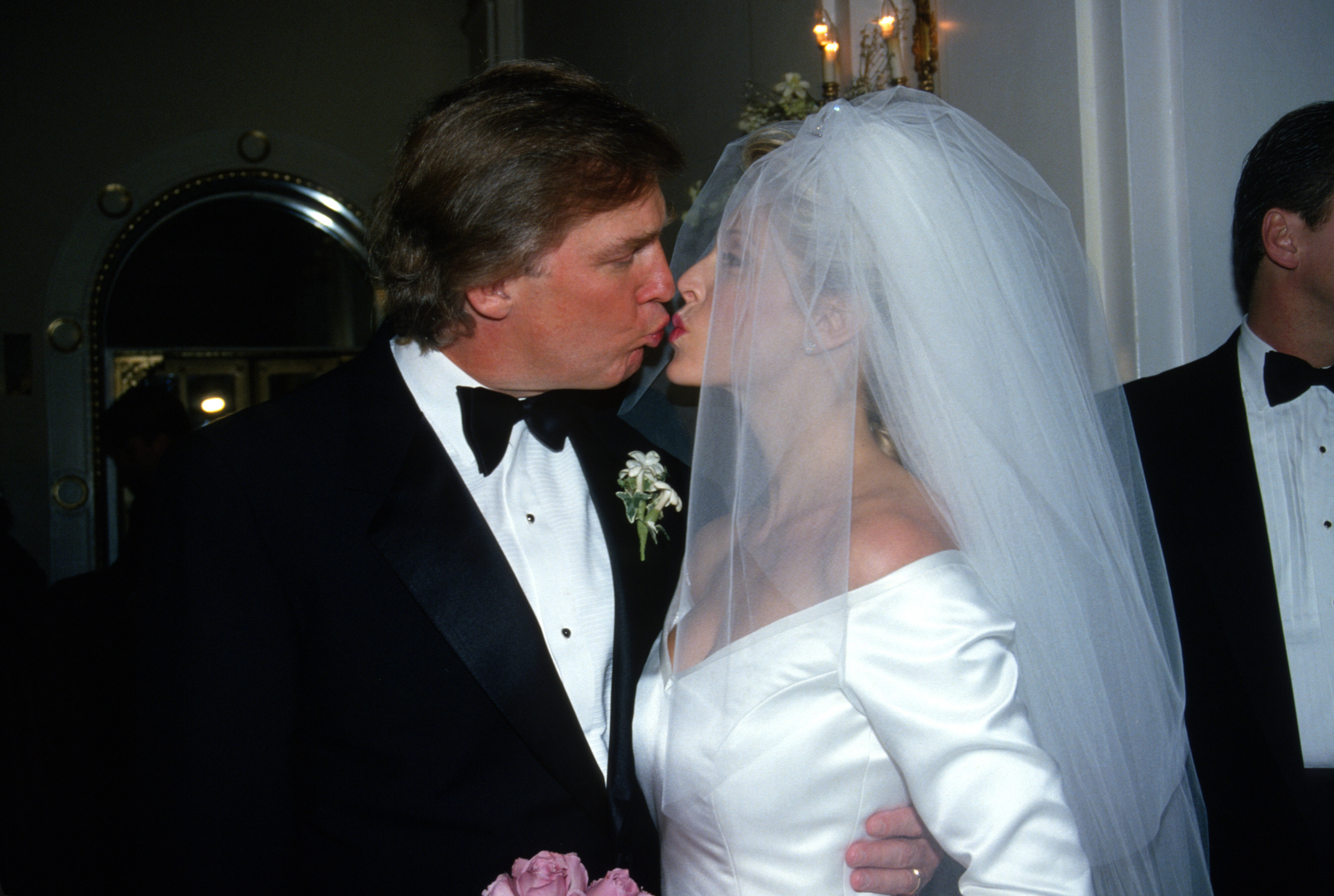 Donald Trump se casa con su segunda esposa en el Hotel Plaza el 20 de diciembre de 1993 | Fuente: Getty Images