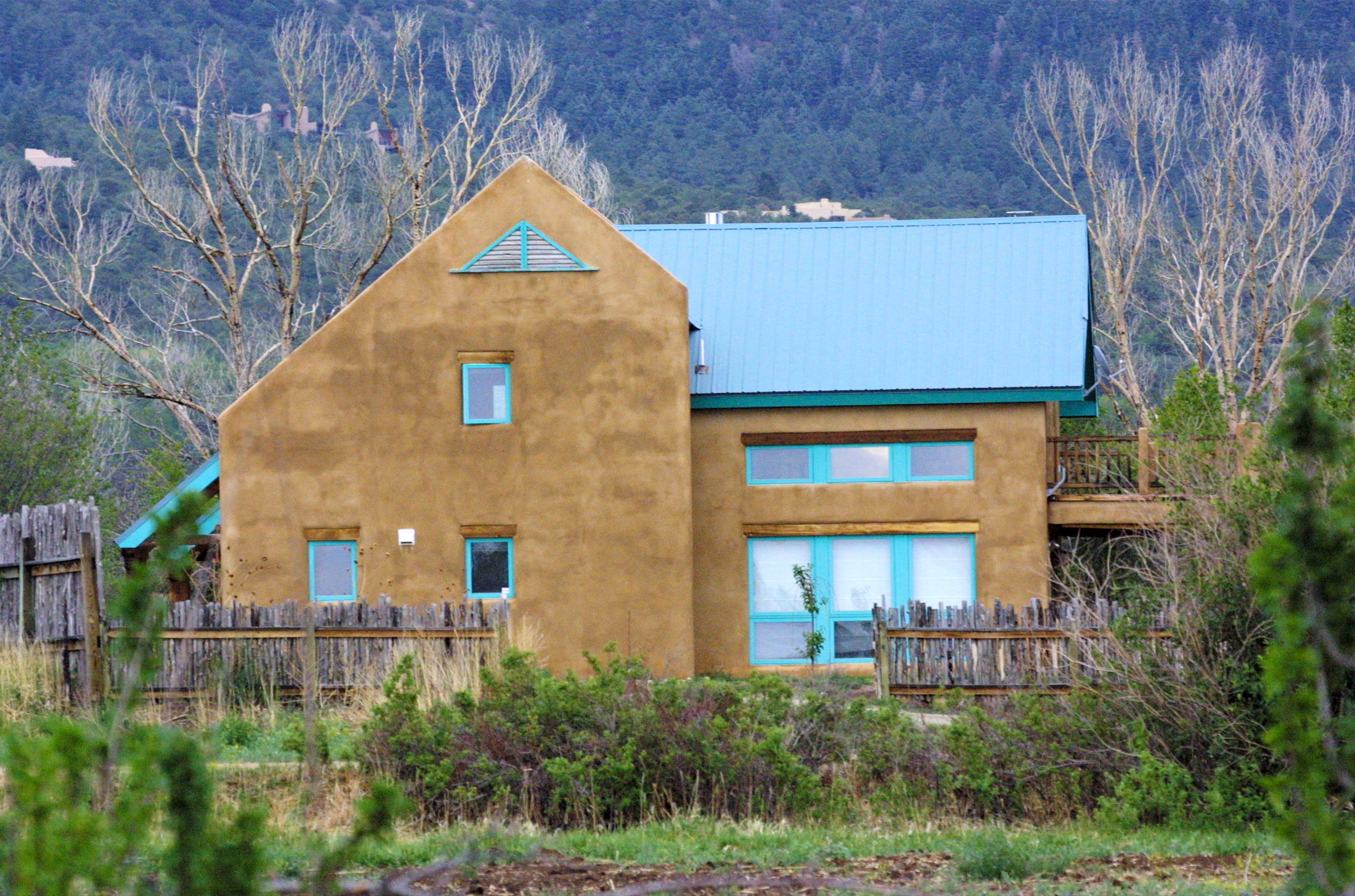 La casa del rancho de Julia Roberts en Taos, Nuevo México, vista el 4 de julio de 2002. | Fuente: Getty Images