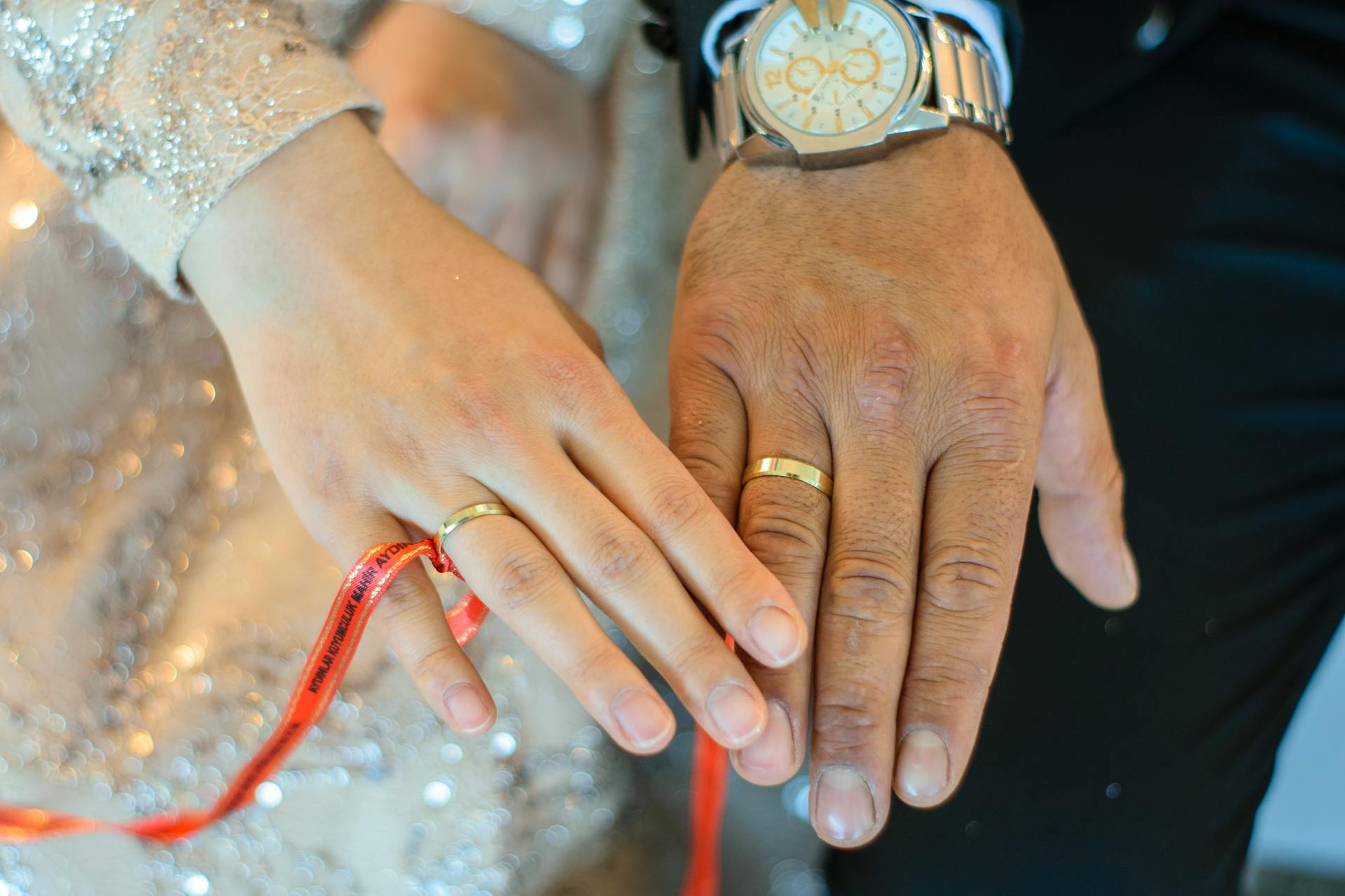 Una pareja mostrando sus alianzas | Fuente: Pexels