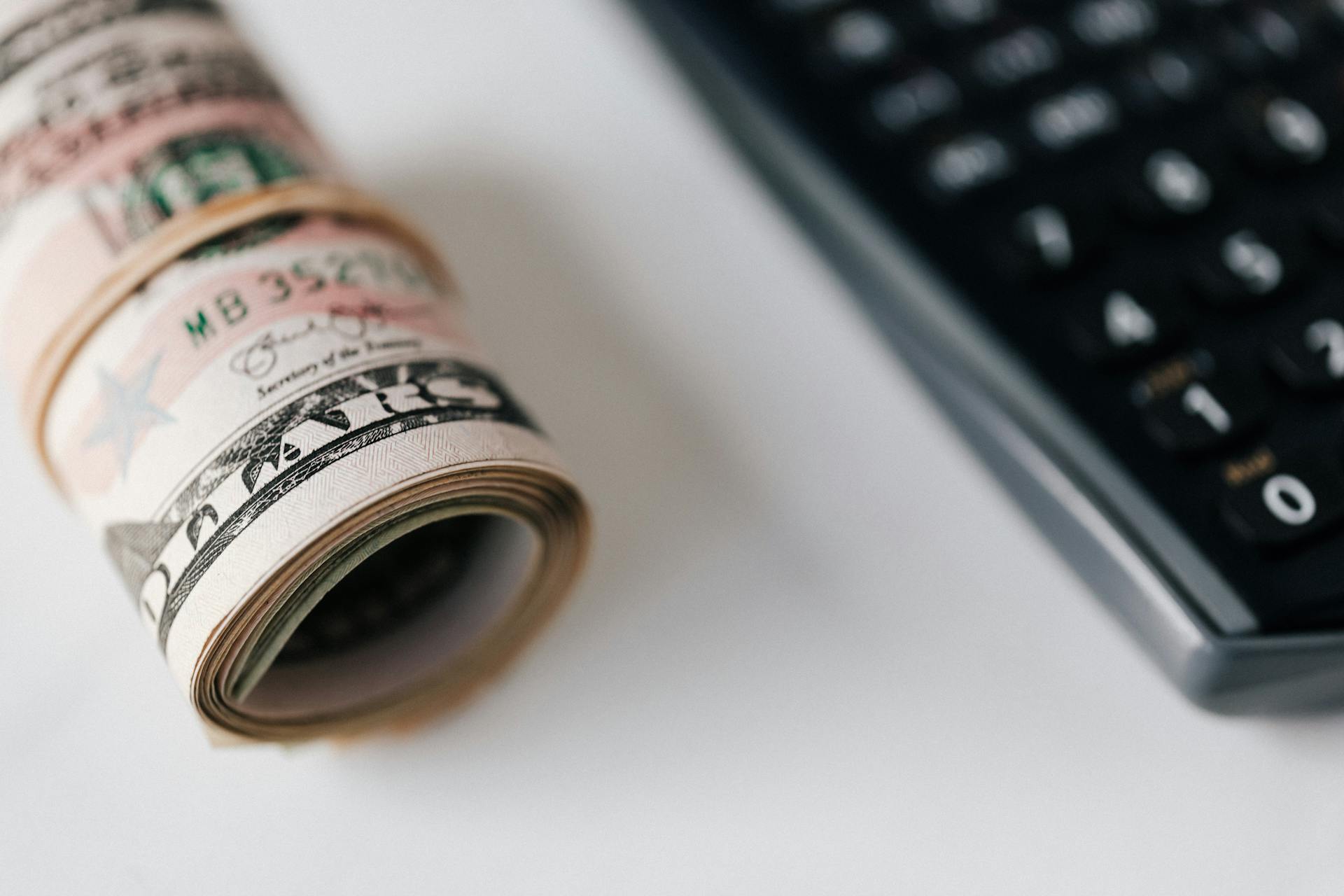 Un rollo de billetes | Fuente: Pexels