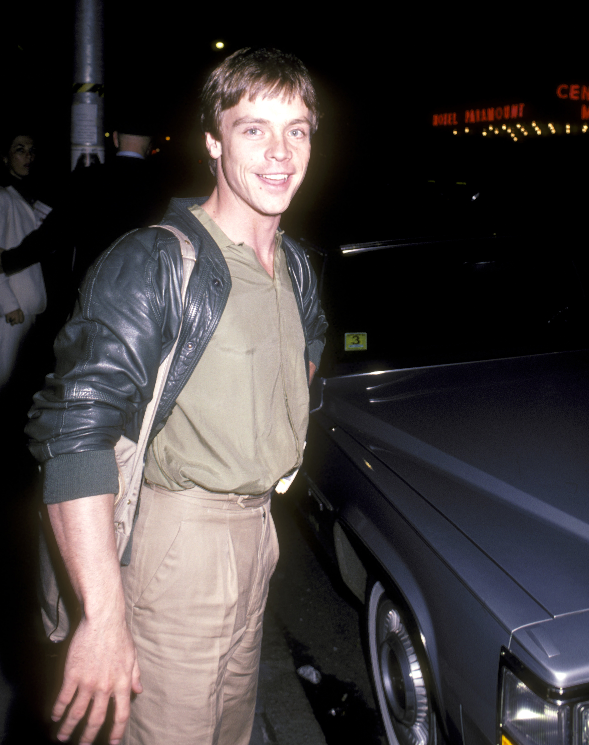 Mark Hamill posó junto a un automóvil en una foto de antaño, en la que se le ve en su juventud, cuando su carrera y su vida familiar empezaban a tomar forma. | Fuente: Getty Images