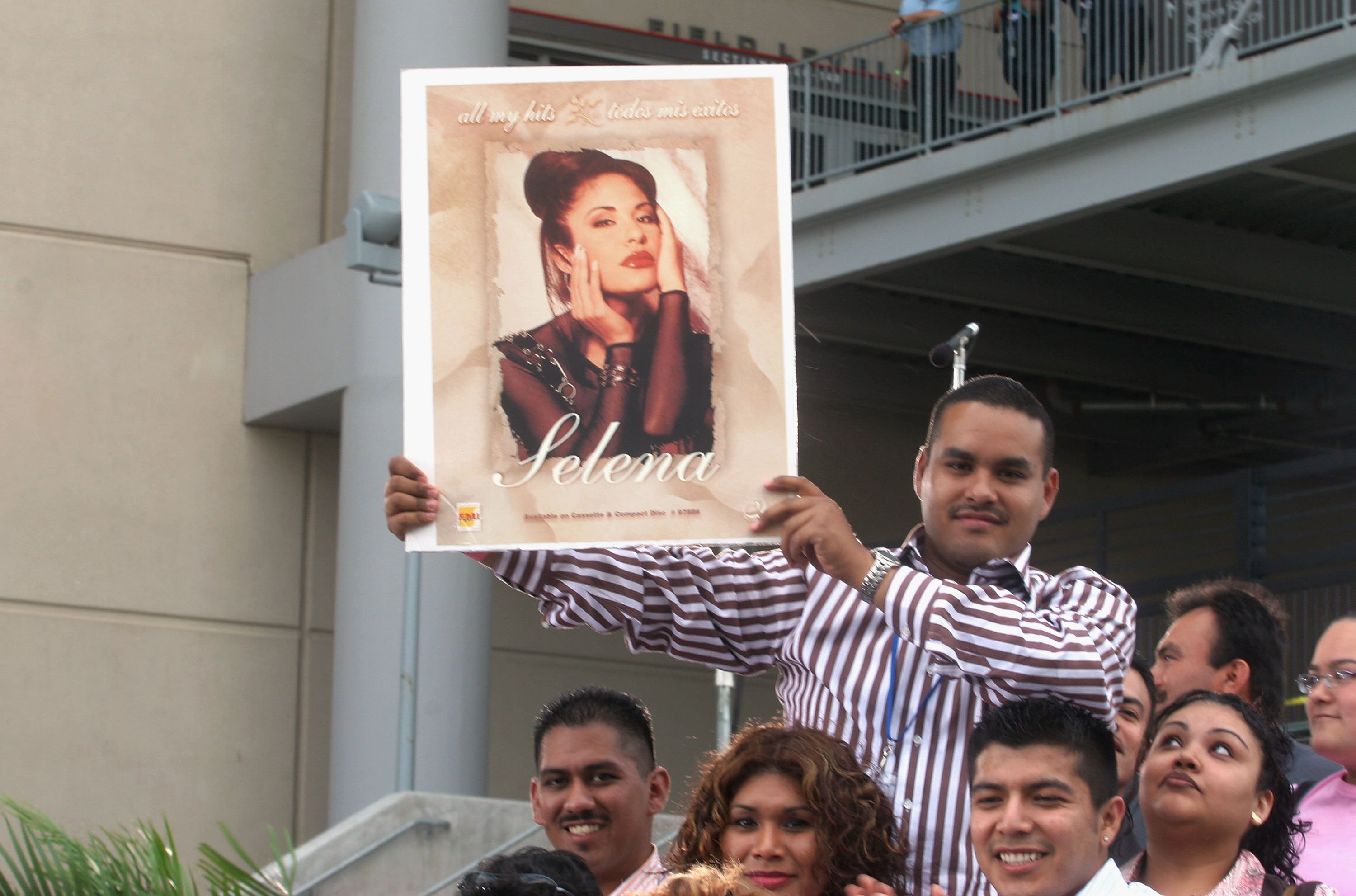 Fans de Selena esperan el concierto tributo "Selena Vive" el 7 de abril de 2005 en Reliant Stadium, Houston, Texas, EEUU. || Fuente: Getty Images