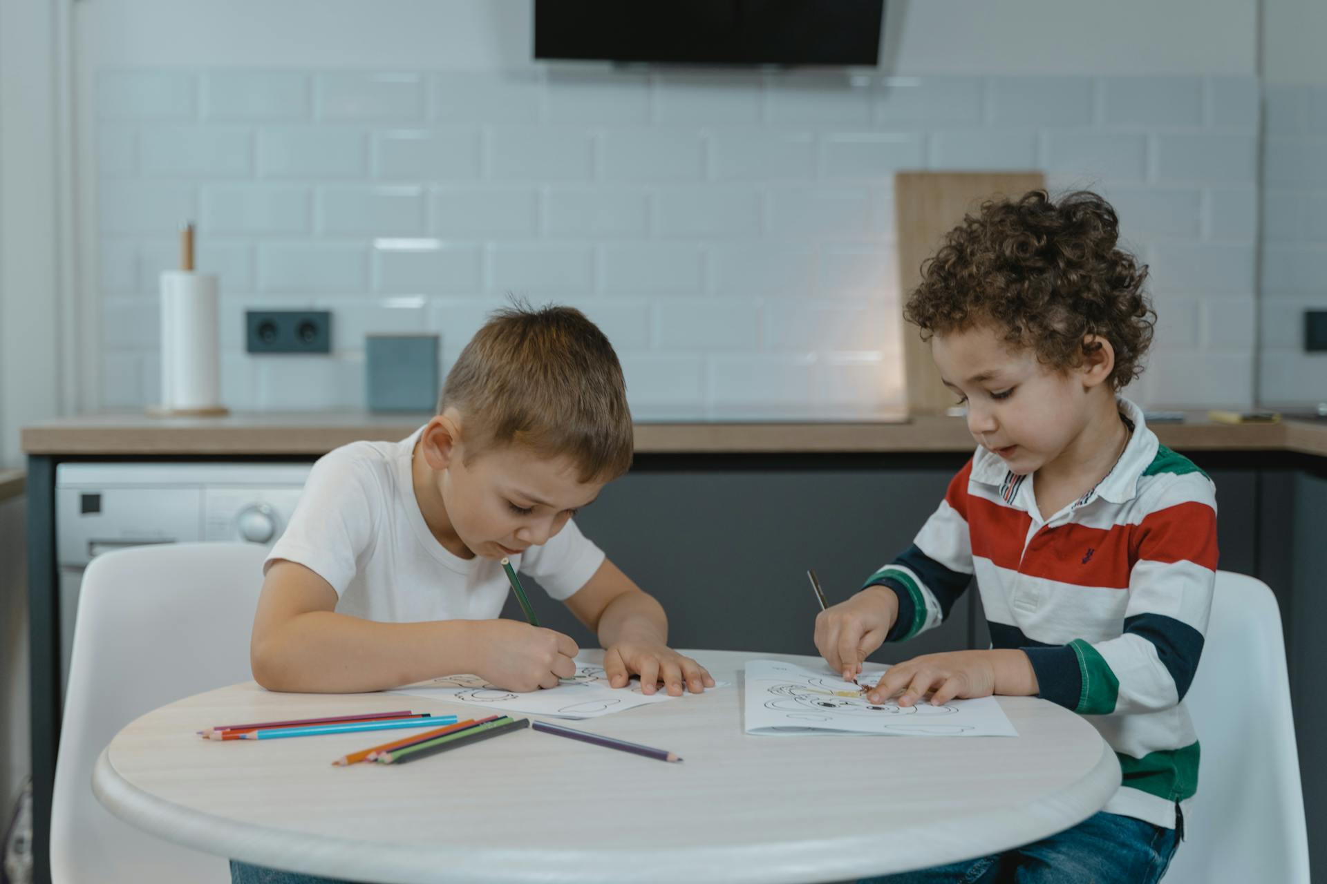 Niños dibujando sobre papel | Fuente: Pexels