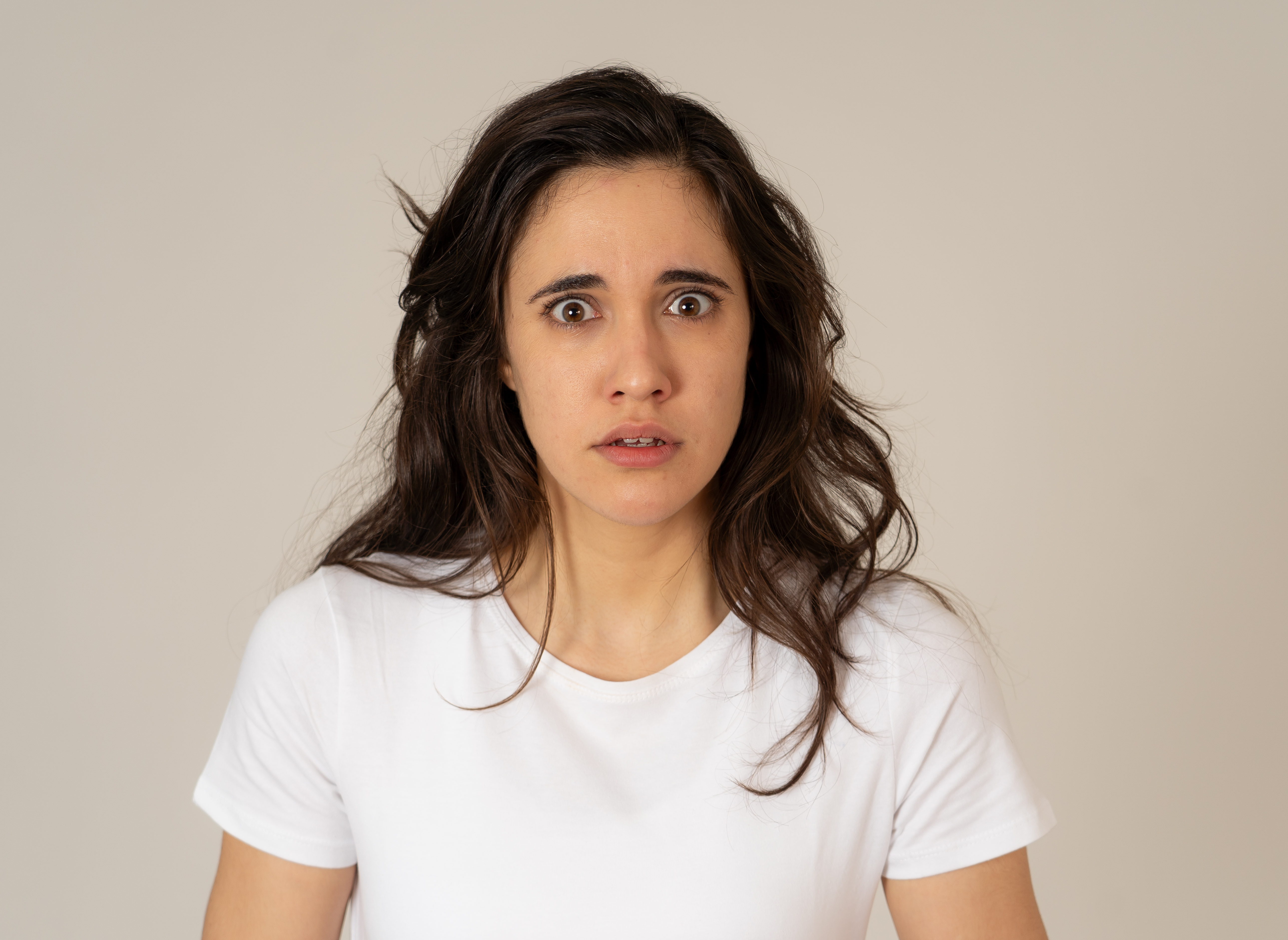 Mujer con expresión de conmoción y confusión | Fuente: Shutterstock