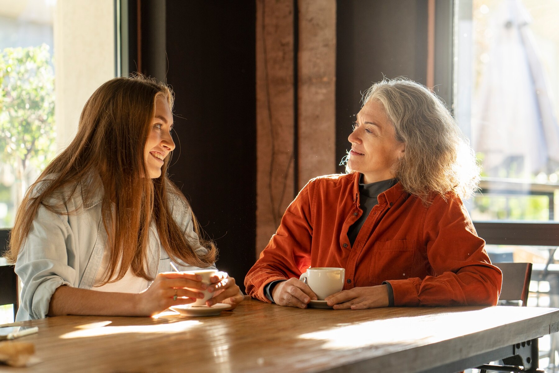 Una anciana hablando con una joven | Fuente: Freepik