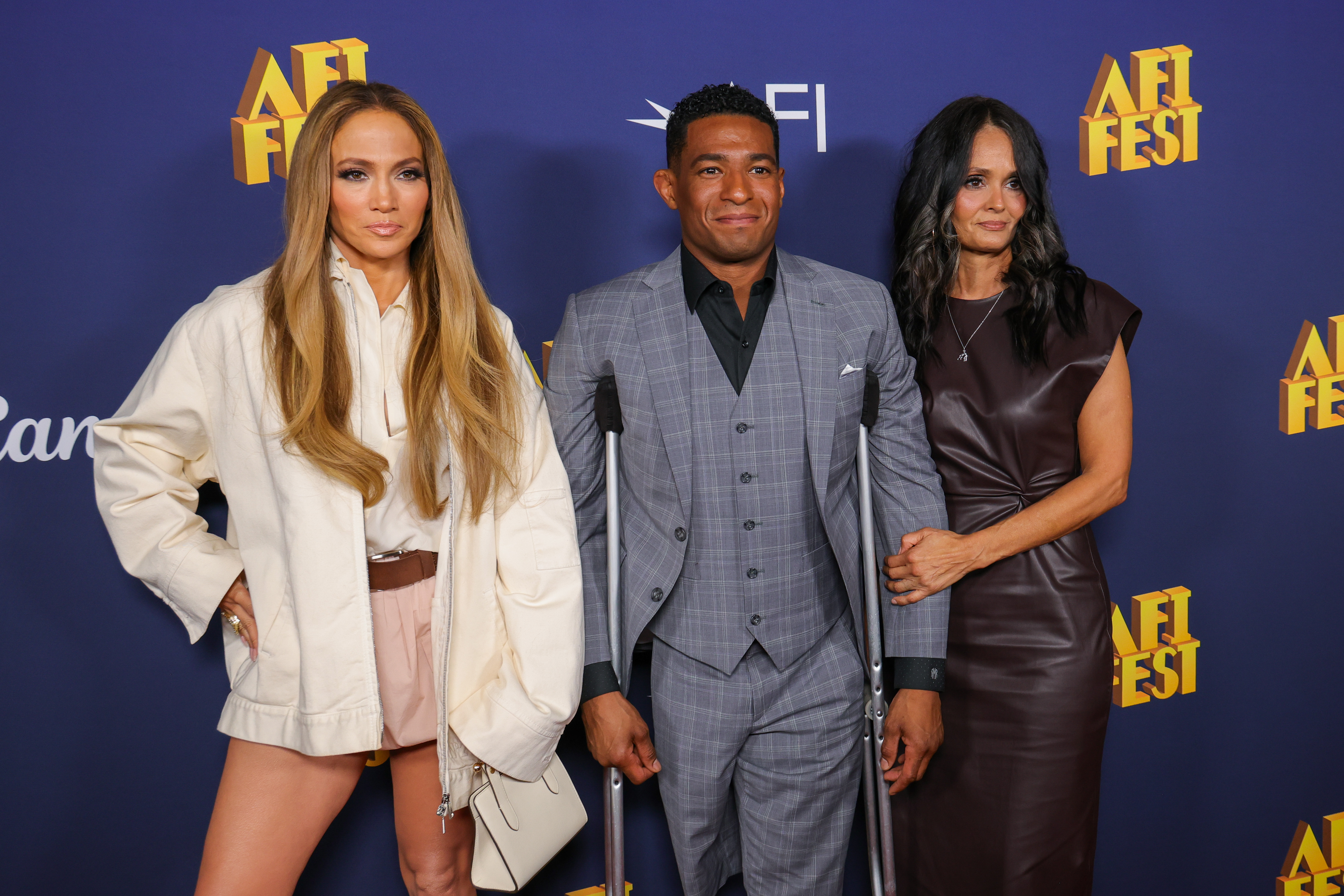 Jennifer Lopez, Anthony Robles y Judy Robles en el photocall de "Unstoppable" en el AFI Fest en el TCL Chinese Theatre el 26 de octubre de 2024 en Los Angeles, California | Fuente: Getty Images