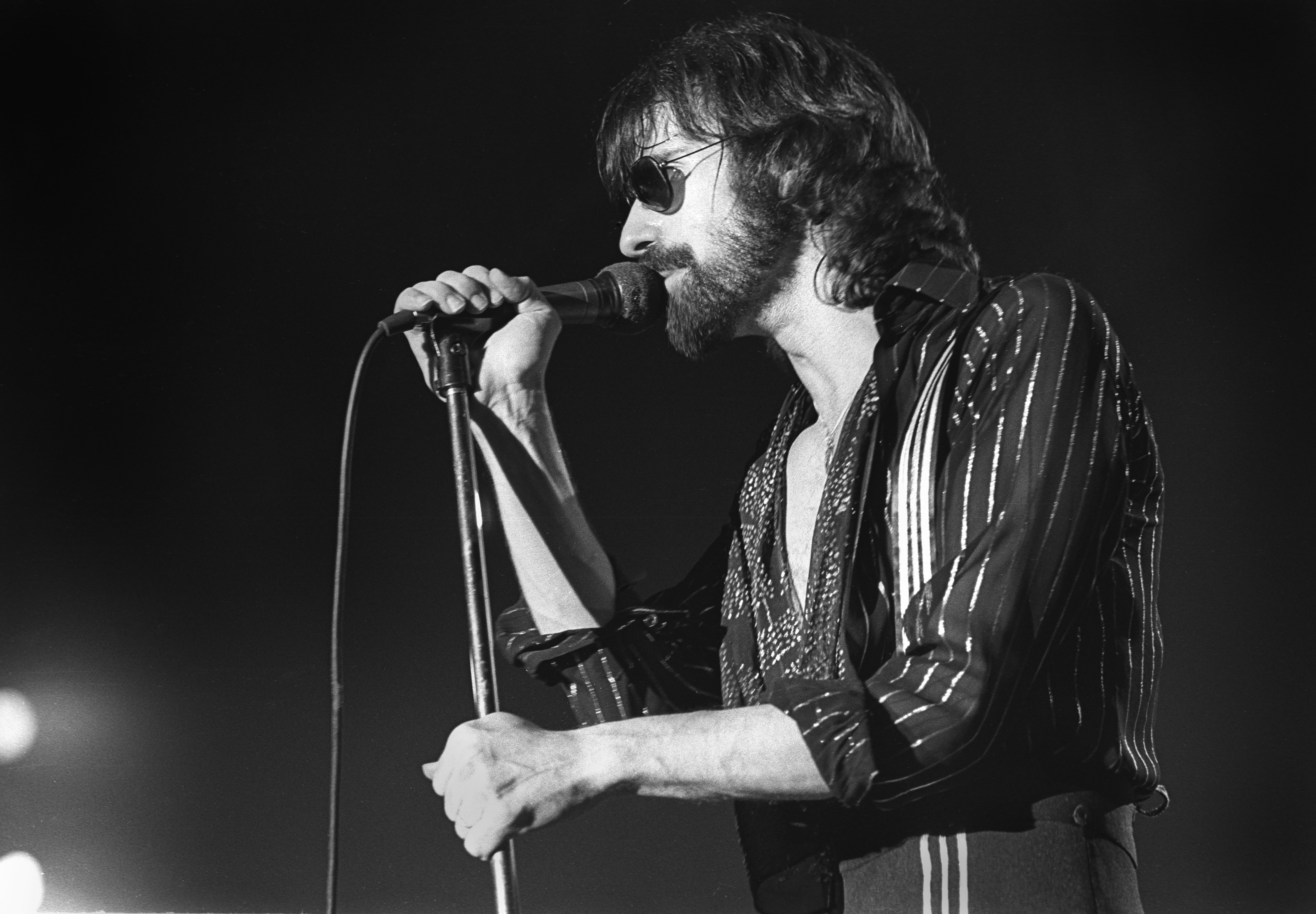 Peter Wolf actuando en directo en un concierto en una sala de música en San Antonio, Texas, en enero de 1976 | Fuente: Getty Images