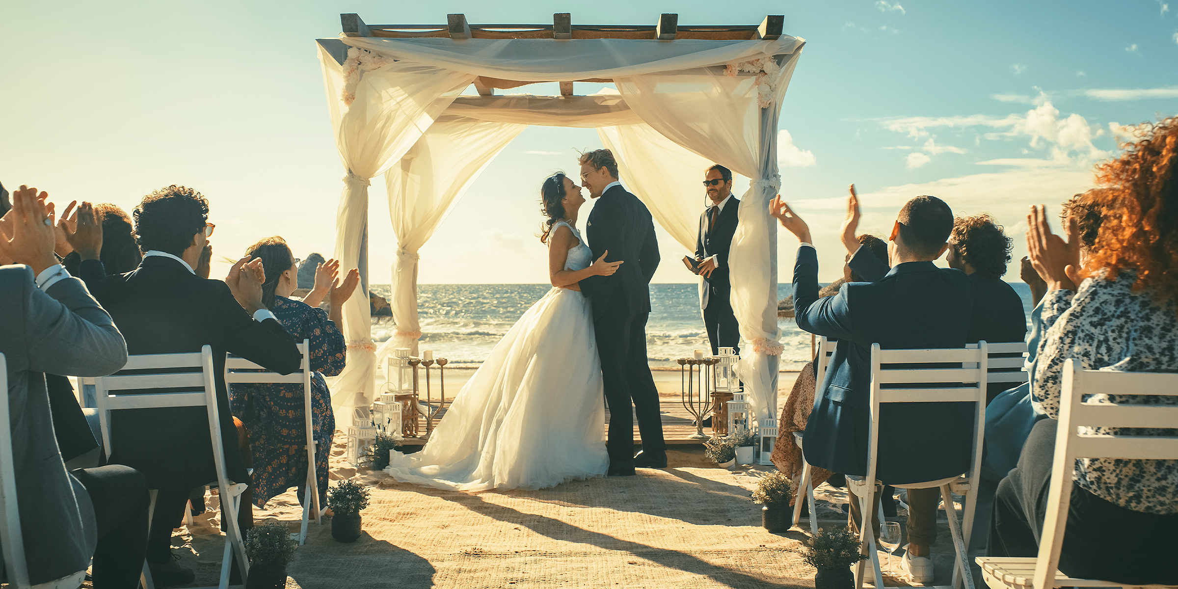 Una pareja en el altar | Fuente: Shutterstock