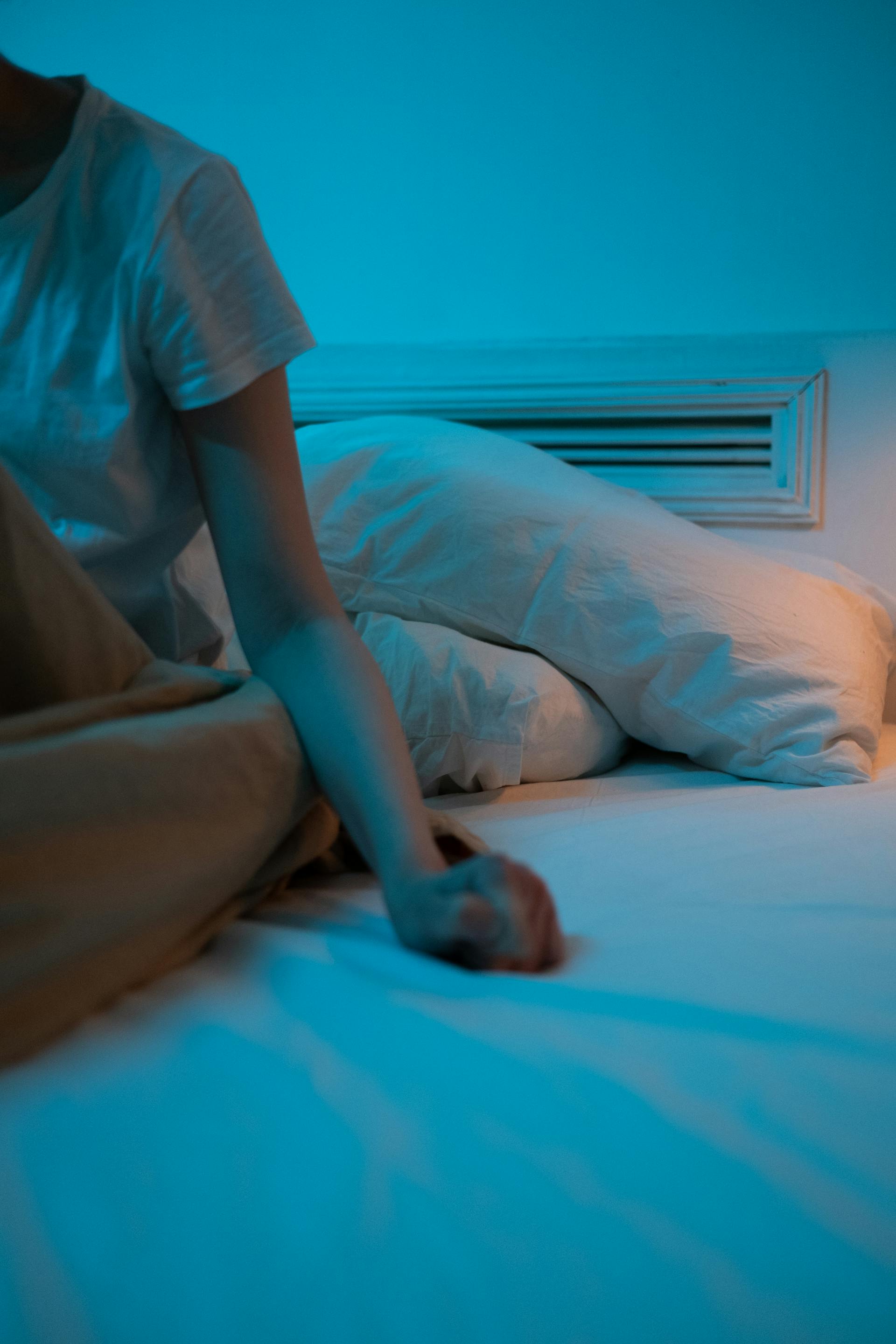 Una mujer sentada en la cama | Fuente: Pexels