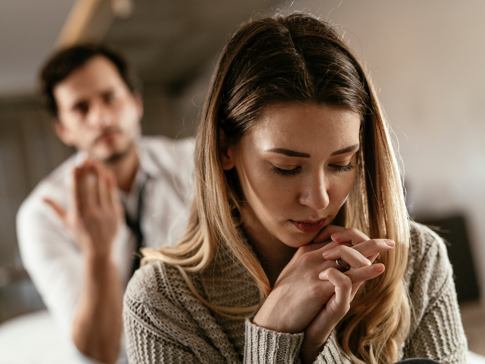 Un hombre discutiendo con una mujer | Foto: Shutterstock