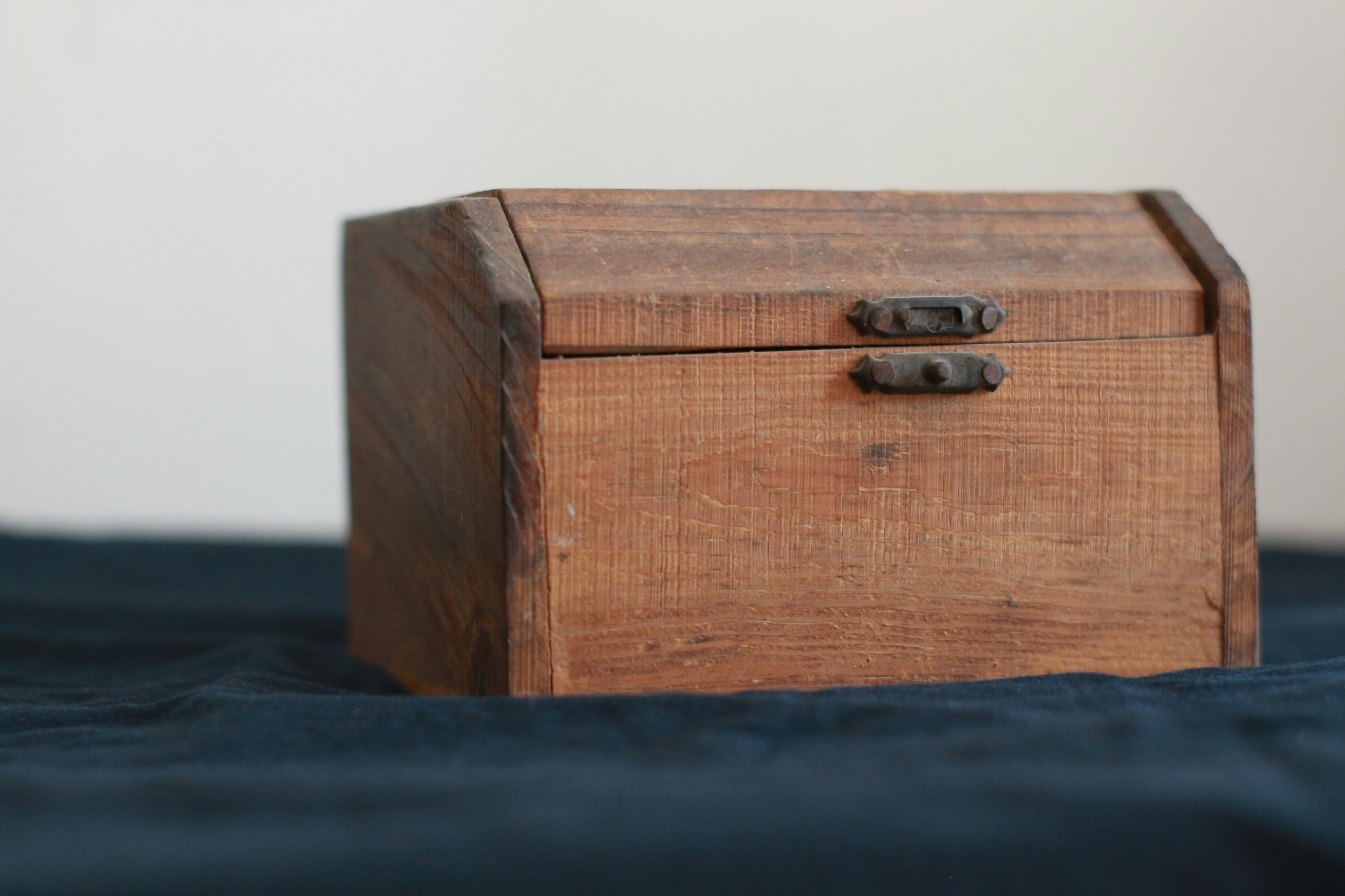 Una caja de madera | Fuente: Unsplash