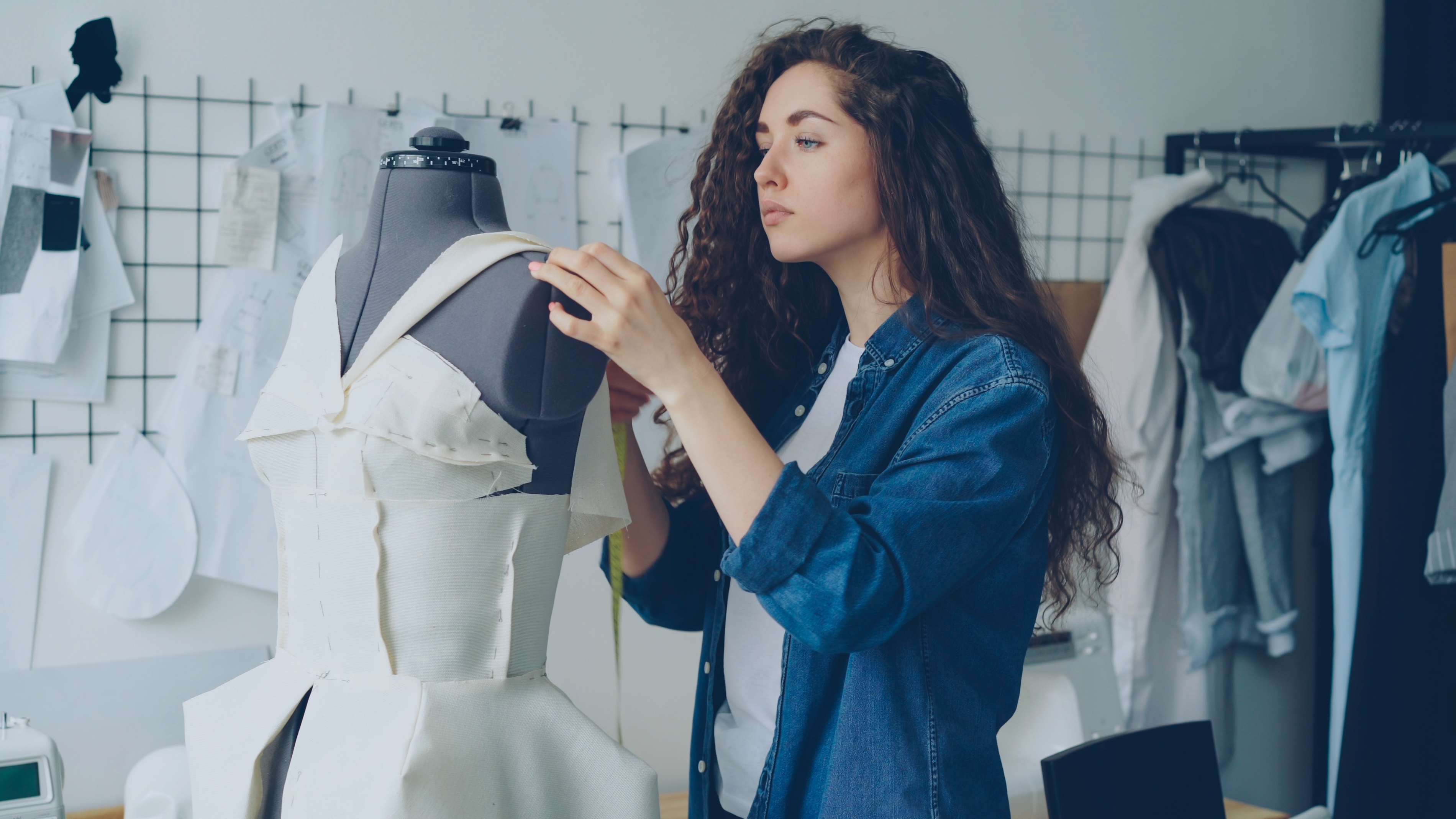 Una mujer midiendo la talla de un vestido en un maniquí. | Foto: Shutterstock