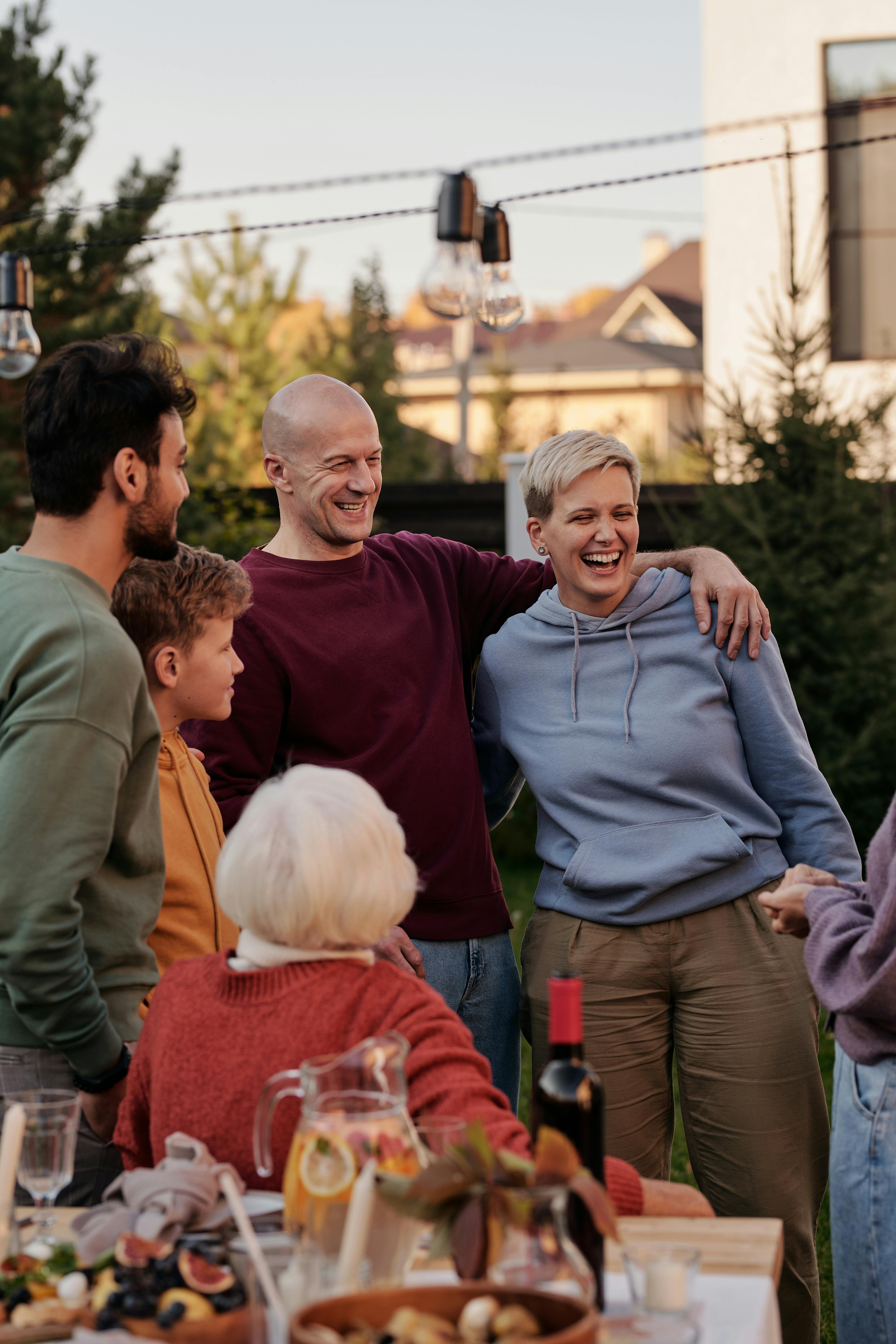 Gente sonriente en una cena familiar | Fuente: Pexels