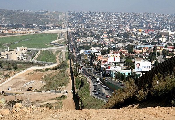Una cerca separa Tijuana, México, densamente poblada, a la derecha, de Estados Unidos en el Sector de San Diego. | Foto: Wikipedia