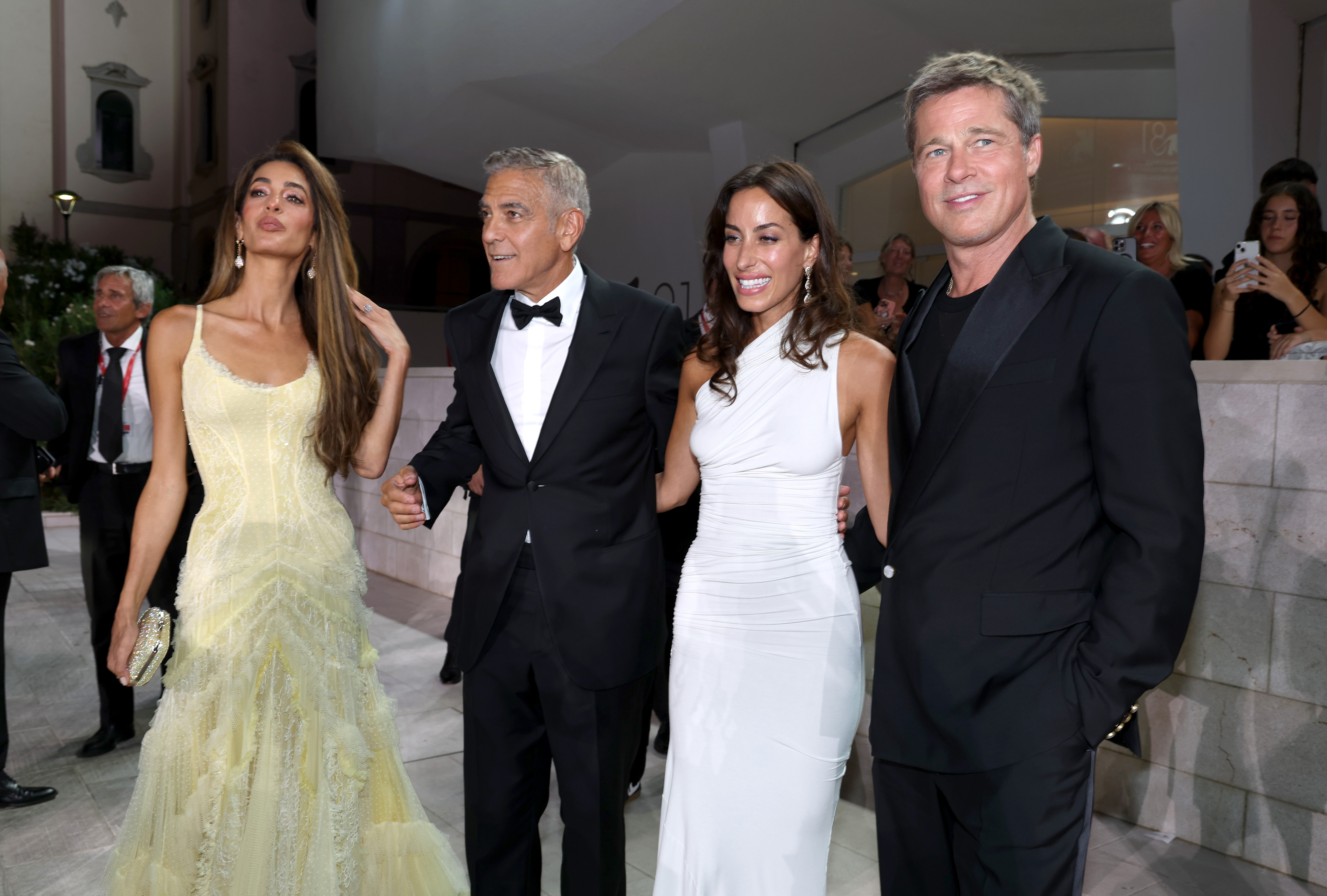 Amal Clooney, George Clooney, Inés de Ramón y Brad Pitt asisten a la alfombra roja de "Wolfs" durante la 81ª edición del Festival Internacional de Cine de Venecia en Venecia, Italia, el 1 de septiembre de 2024 | Fuente: Getty Images