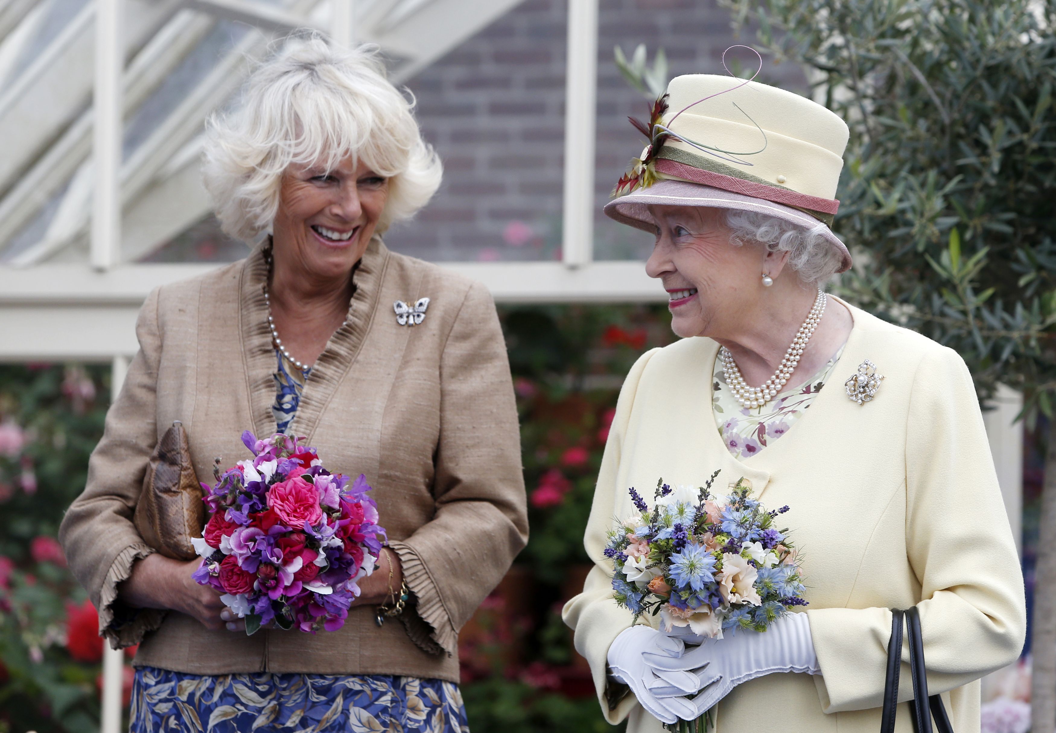 La reina Elizabeth II y la reina consorte en Cumnock, en 2014. | Foto: Getty Images