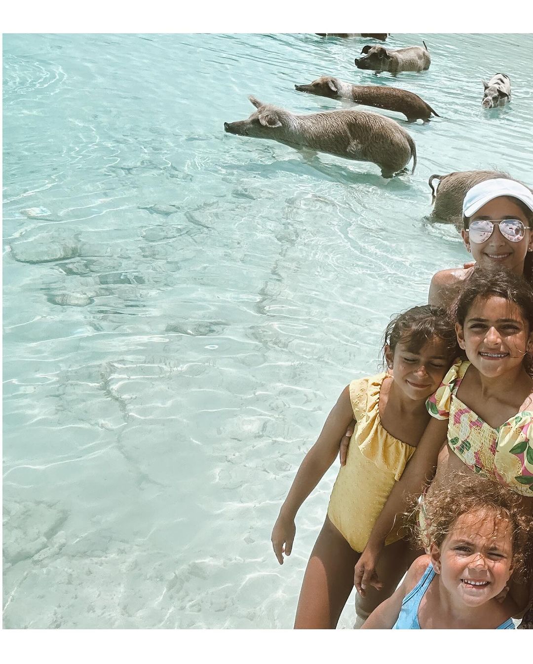 Jacky Bracamontes y Martín Fuentes de vacaciones junto a sus hijas | Fuente: Instagram/jackybrv