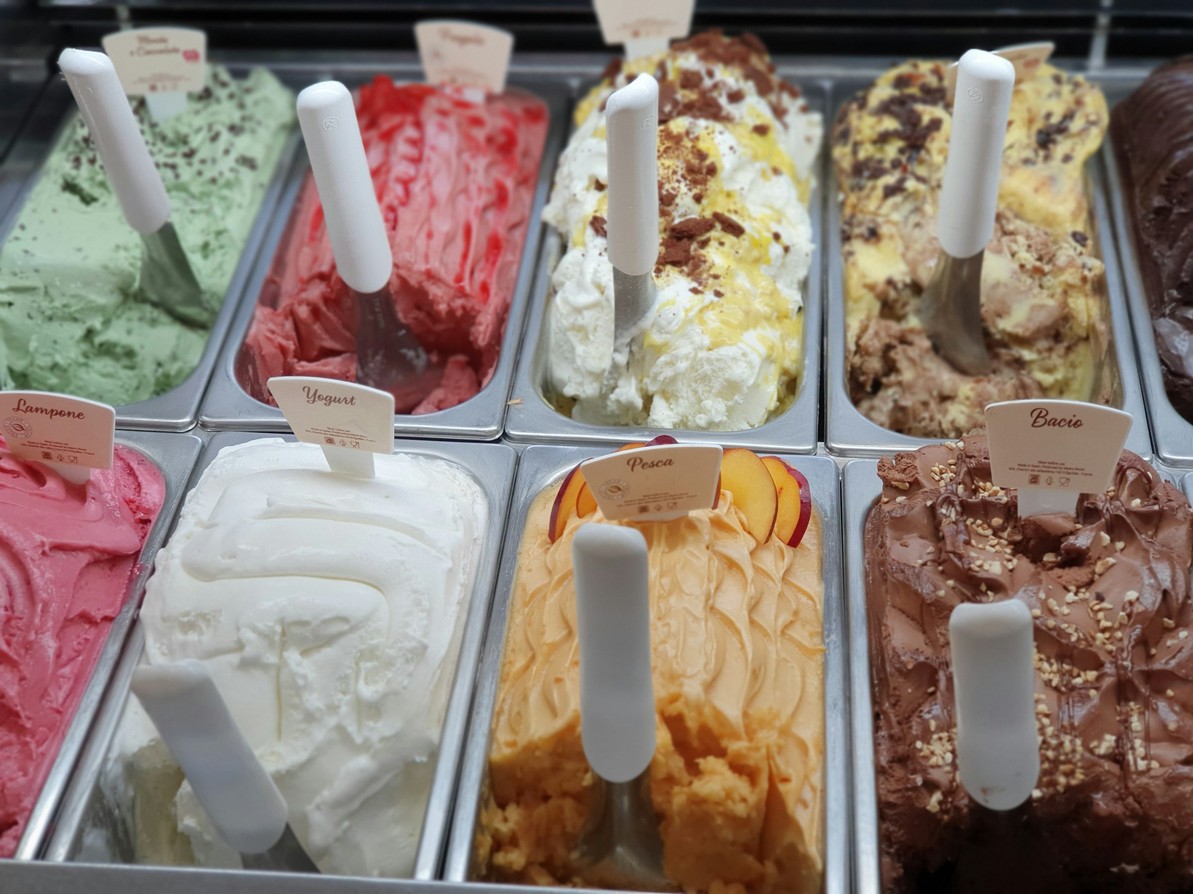 Un congelador con diferentes sabores de helado | Fuente: Unsplash