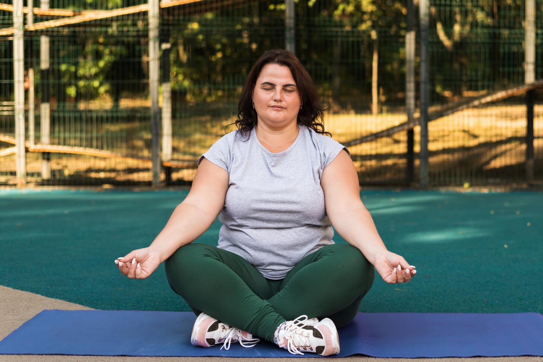 Una mujer en una clase de yoga | Fuente: Freepik