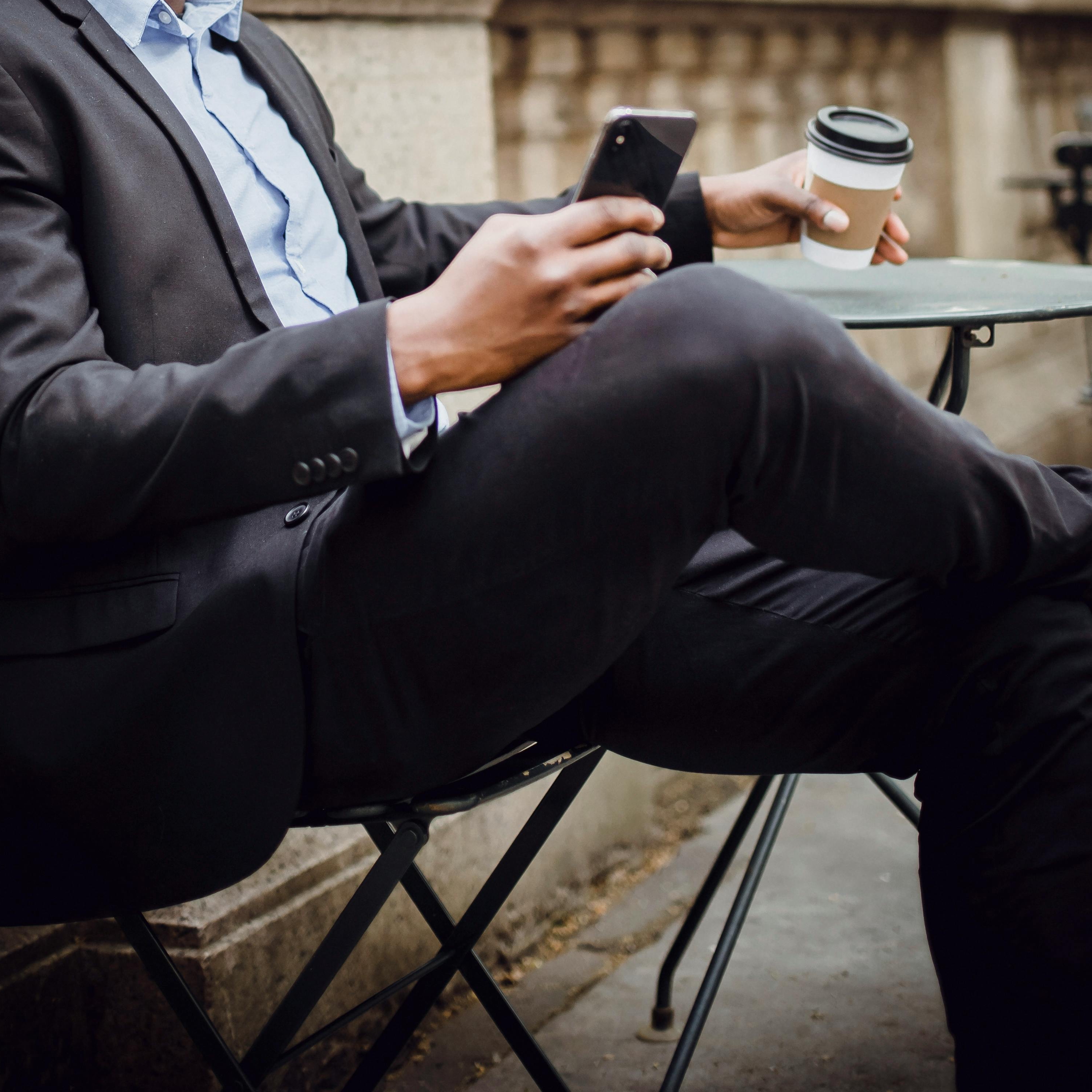 Un hombre sentado en la mesa de un café | Fuente: Pexels