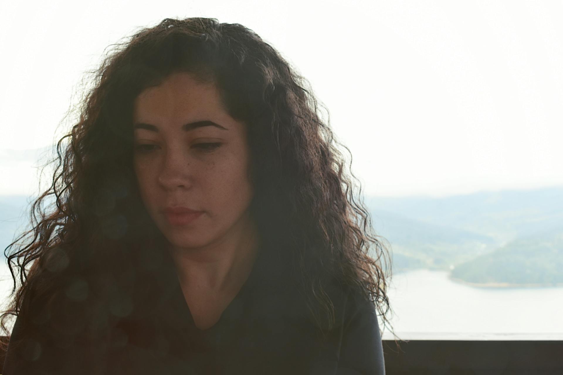 Una mujer reflexiva | Fuente: Pexels