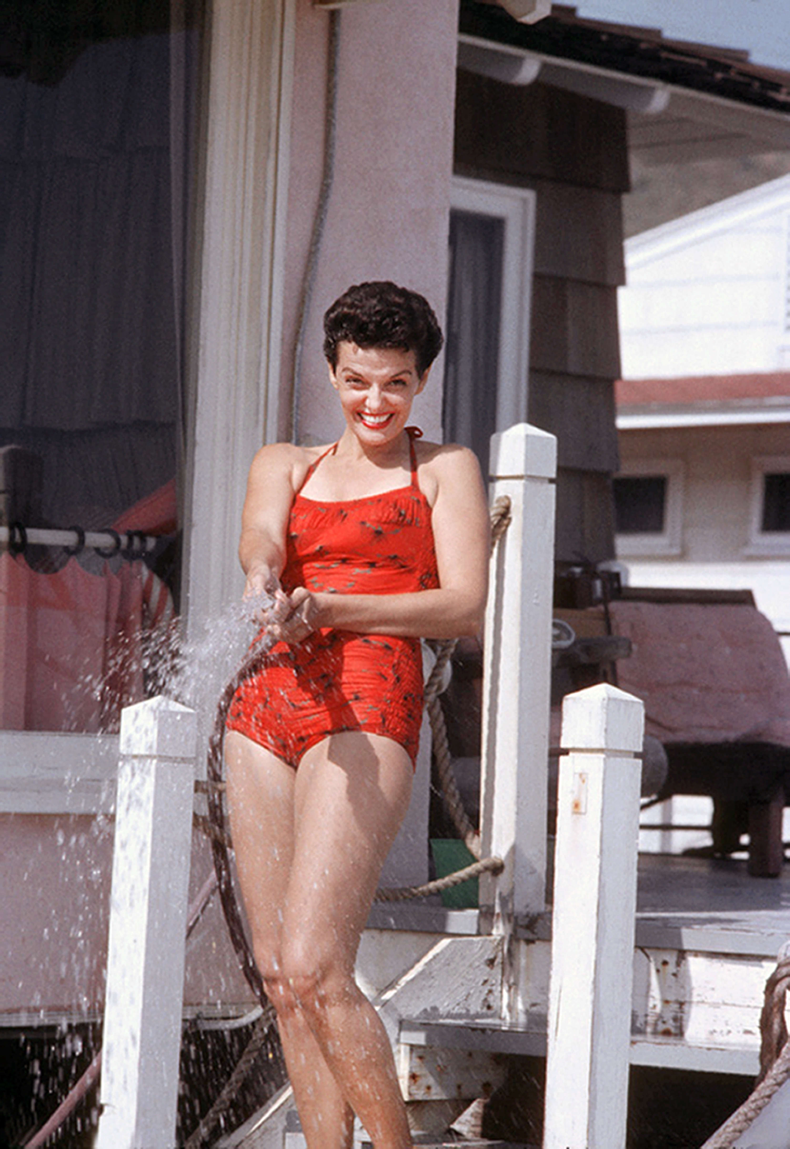 Jane Russell fotografiada en traje de baño en 1957 | Fuente: Getty Images