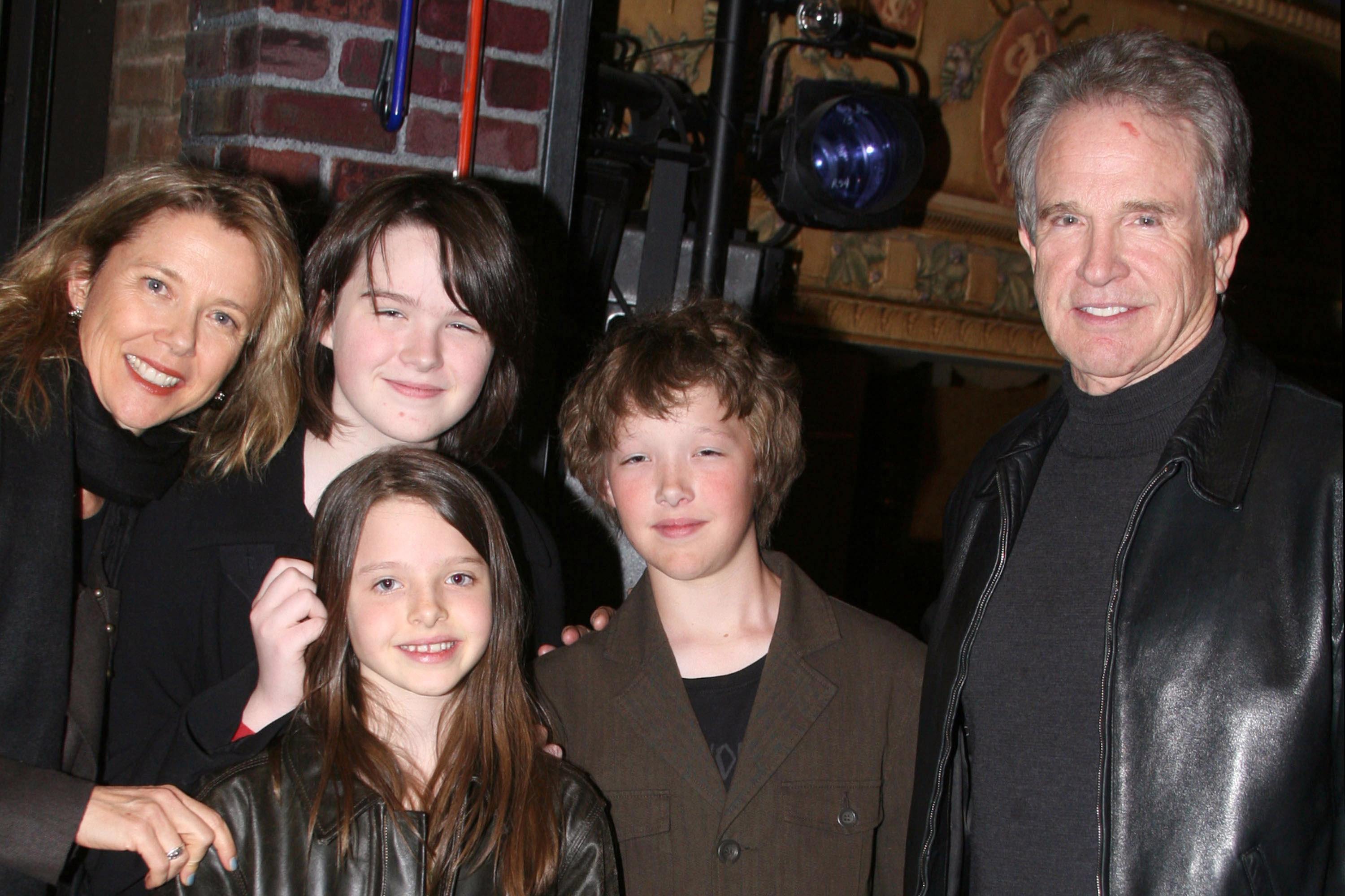 Annette Bening y Warren Beatty posan con sus hijos Kathlyn, Benjamin e Isabel el 26 de octubre de 2024 | Fuente: Getty Images