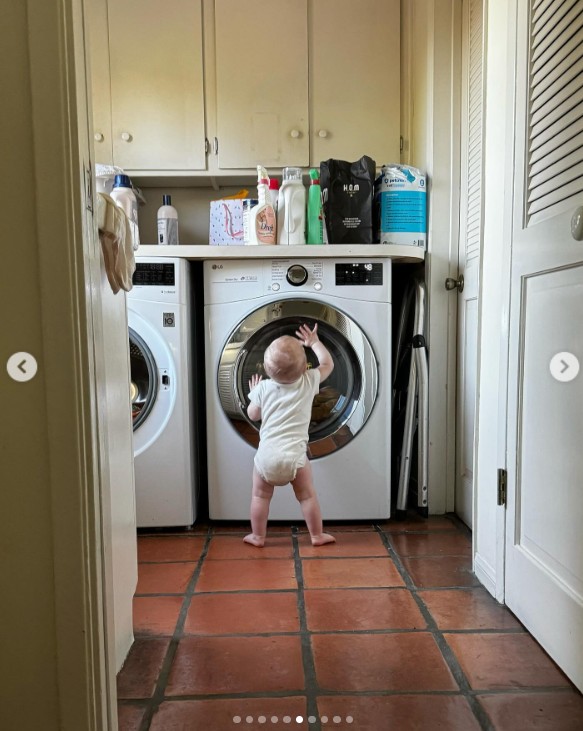 La hija de Ireland Baldwin explorando el lavadero en un post fechado el 12 de mayo de 2024 | Fuente: Instagram/irelandlandireland