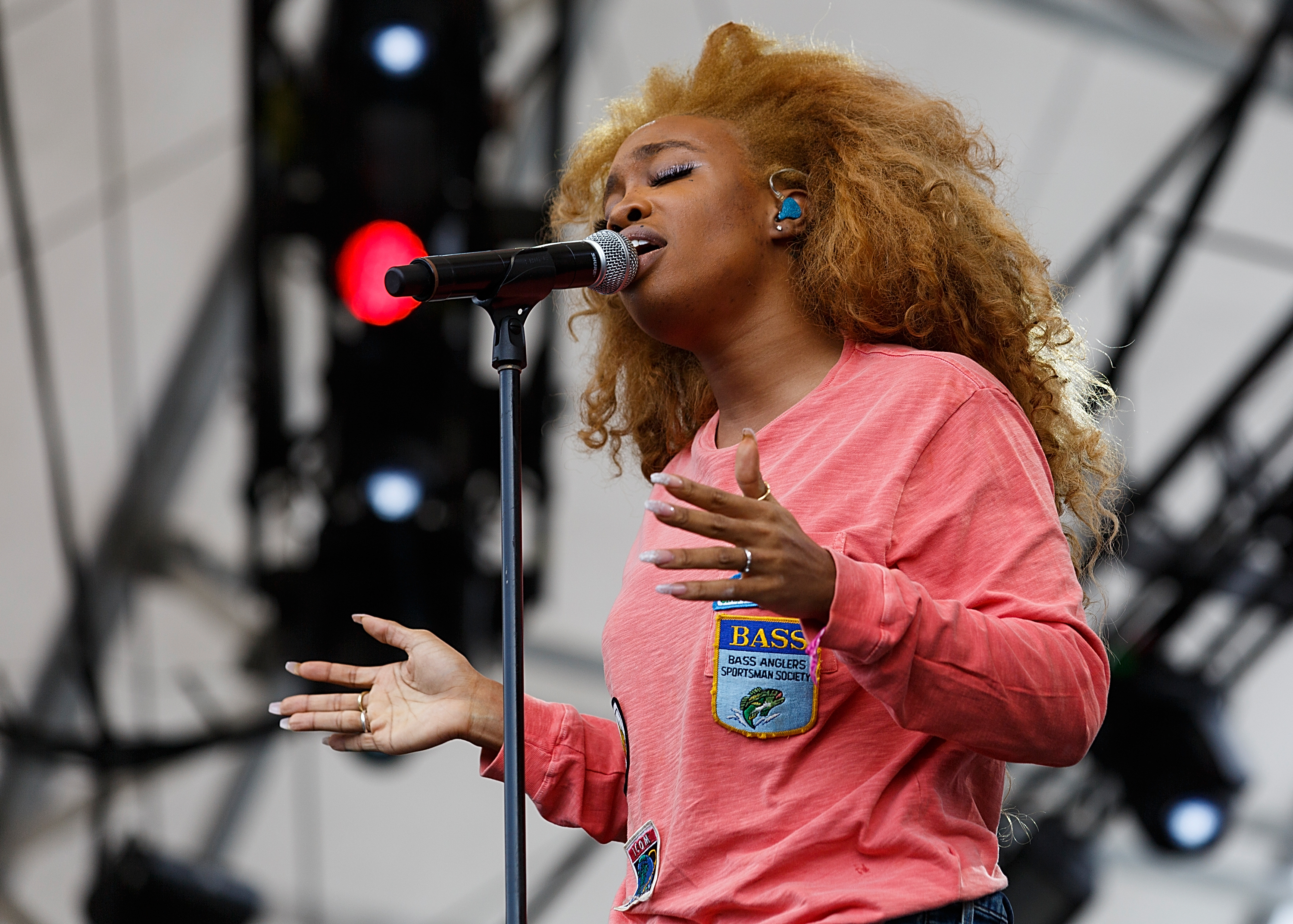 SZA actúa en el escenario durante el Festival de Música de Pemberton el 17 de julio de 2016, en Pemberton, Canadá | Fuente: Getty Images