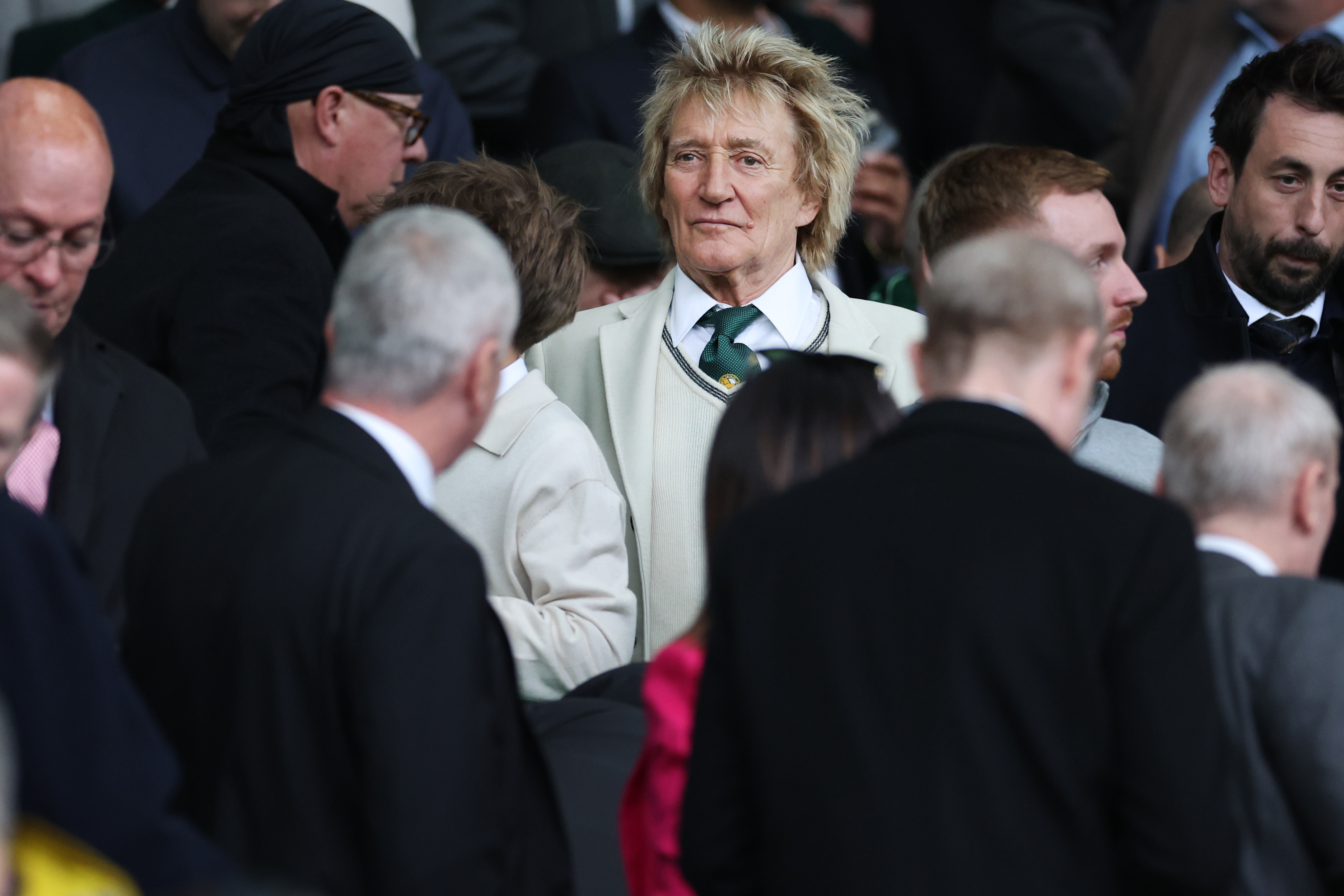 Rod Stewart en un partido de la Cinch Scottish Premiership el 4 de mayo de 2024, en Glasgow, Escocia. | Fuente: Getty Images