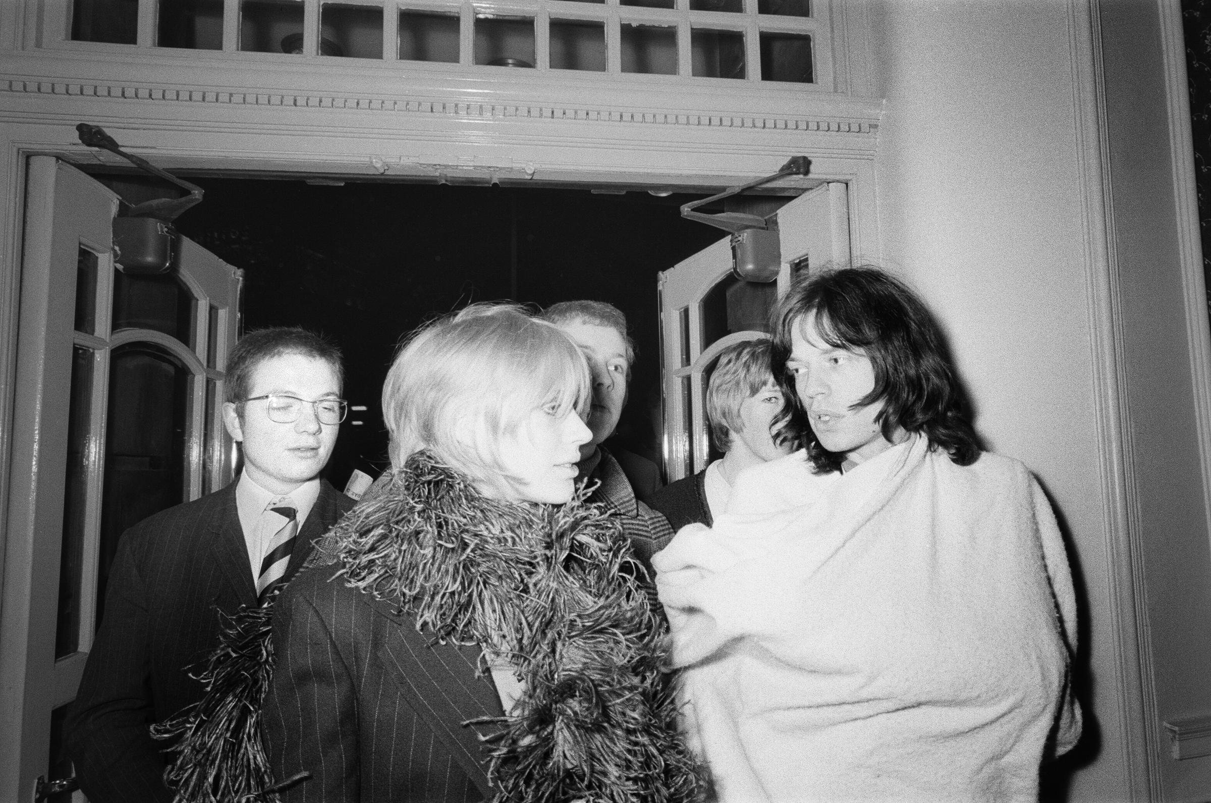 Marianne Faithfull y Mick Jagger fotografiados en el Teatro Shaftsbury el 4 de diciembre de 1968, en Londres. | Fuente: Getty Images