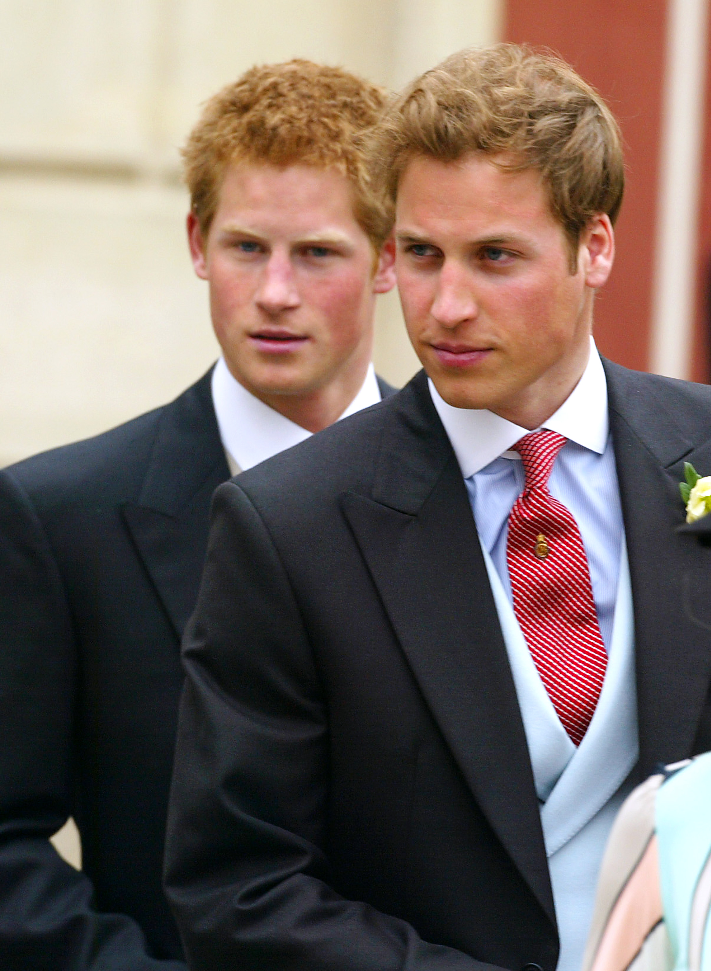 El príncipe Harry y el príncipe William tras la ceremonia de boda civil de su padre, el Príncipe de Gales, el 9 de abril de 2005 | Fuente: Getty Images