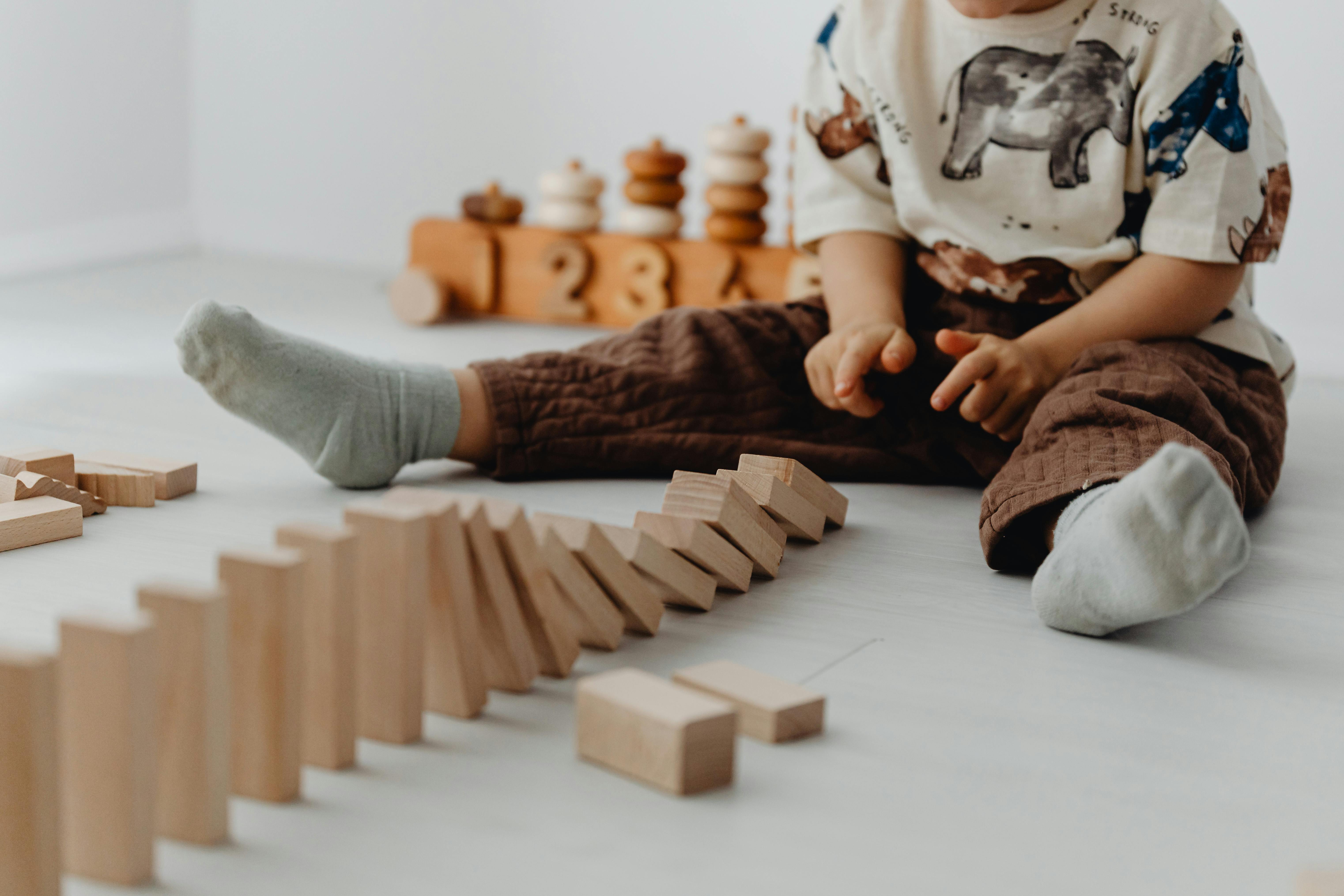Un bebé jugando con juguetes de madera | Fuente: Pexels