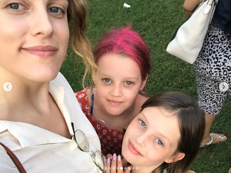 Riley Keough con las gemelas Harper y Finley Lockwood, publicado en octubre de 2024 | Fuente: Instagram.com/rileykeough