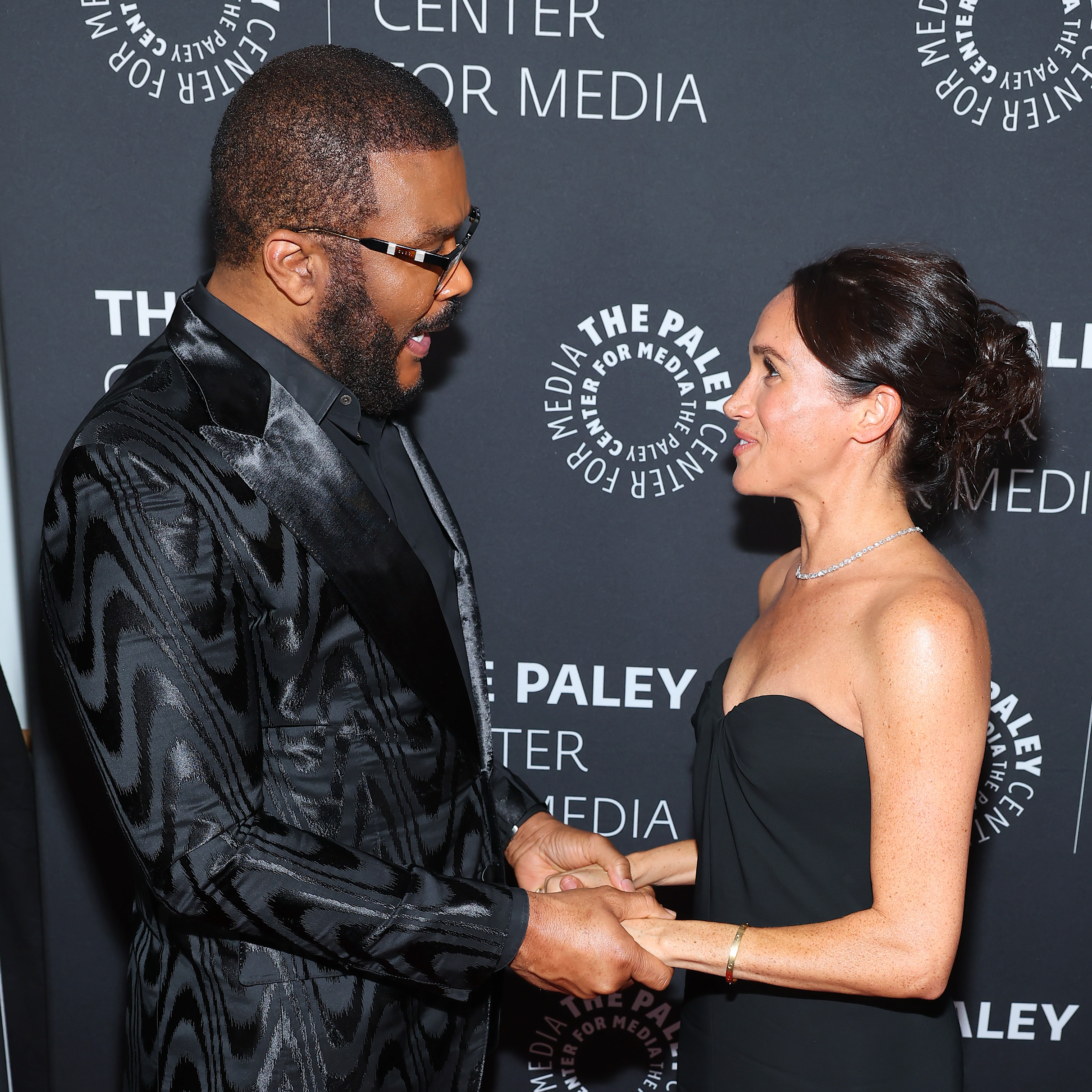 Meghan Markle y Tyler Perry en la Gala de Otoño Paley Honors de The Paley Center for Media en honor a Perry el 4 de diciembre de 2024, en Beverly Hills, California | Fuente: Getty Images