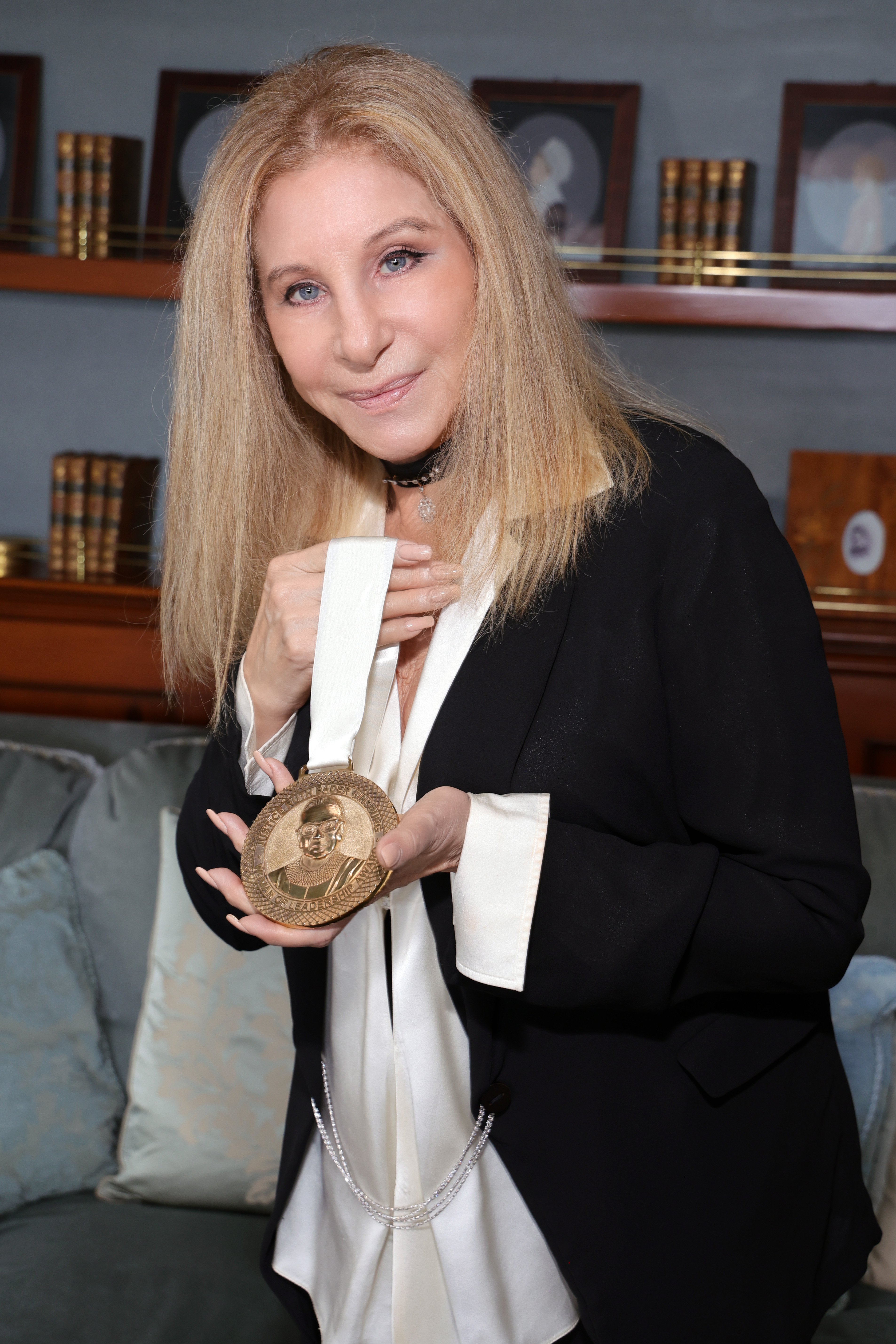Barbra Streisand recibe el Premio a la Mujer Líder Ruth Bader Ginsburg en Malibú, California, el 1 de julio de 2023. | Foto: Getty Images