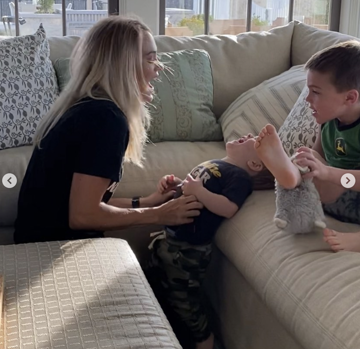 Carrie Underwood jugando con Jacob e Isaiah Fisher, en mayo de 2020 | Fuente: Instagram/carrieunderwood