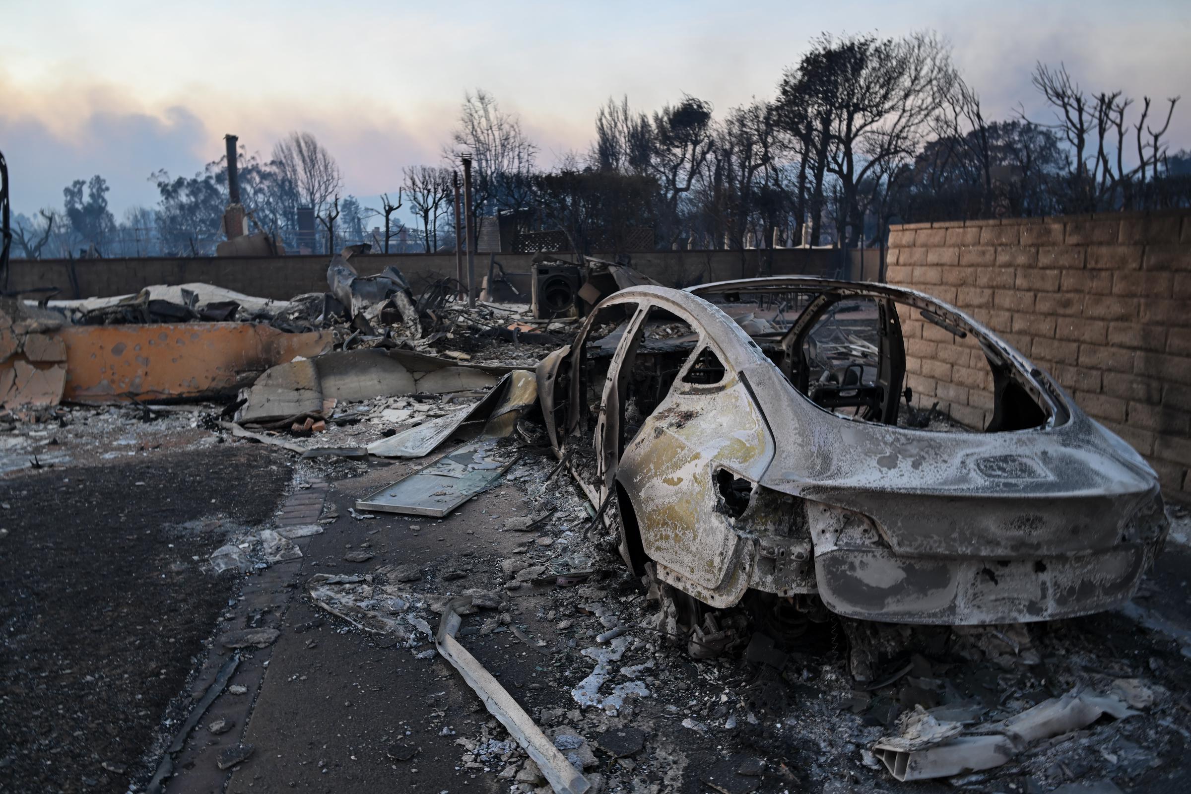 Vista de la destrucción mientras los residentes intentan escapar del lugar en Pacific Palisades, California, Los Ángeles, el 8 de enero de 2025 | Fuente: Getty Images