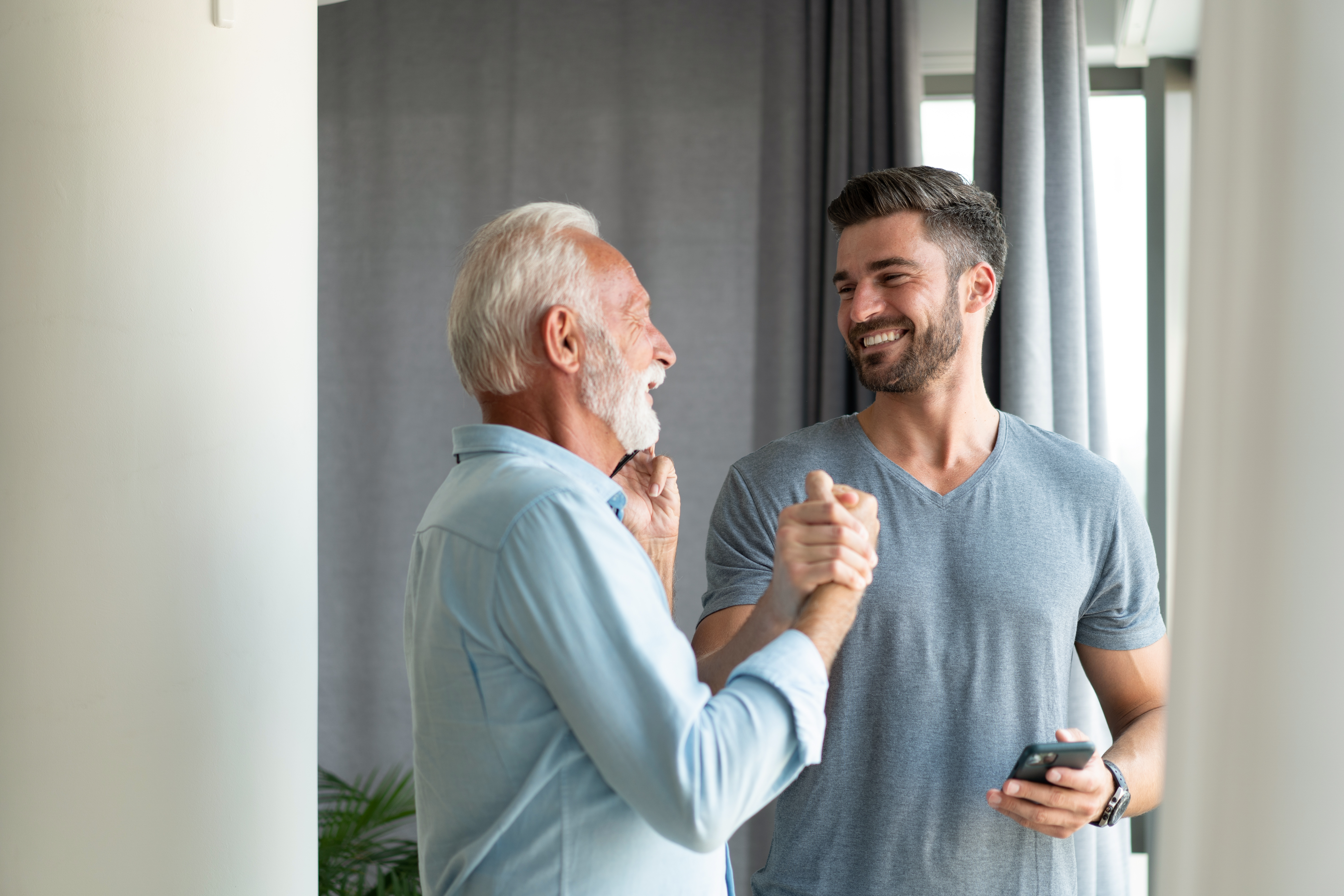 Un dúo padre-hijo compartiendo un dulce momento | Fuente: Getty Images